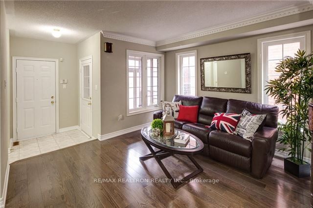 29 Futura Avenue, Richmond Hill, ON L4S 1S8 photo 2