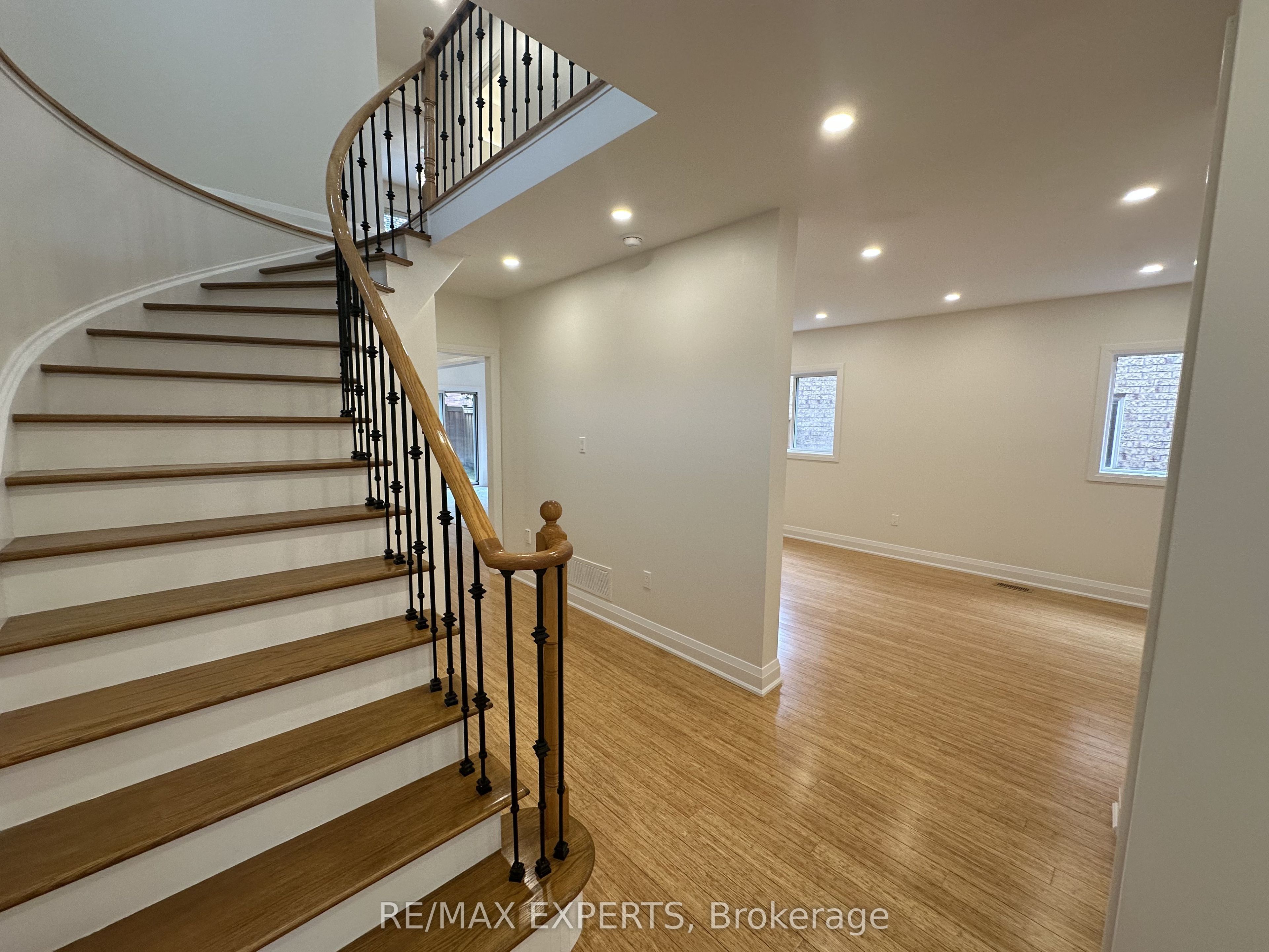 249 Rushbrook Drive, Newmarket, ON L3X 2E3 photo 5