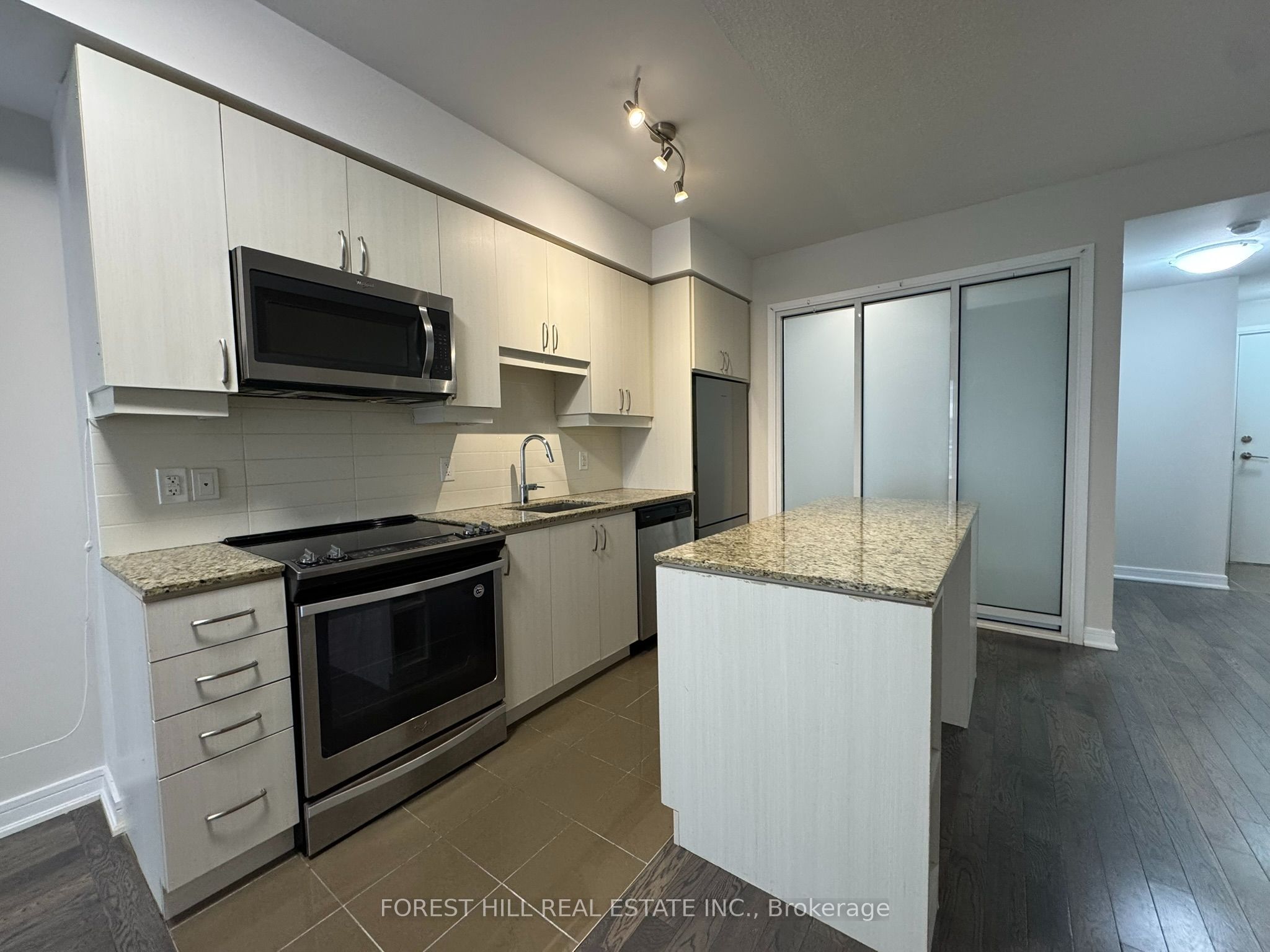 9201 Yonge Street NW 208, Richmond Hill, ON L4C 6Z2 photo 2
