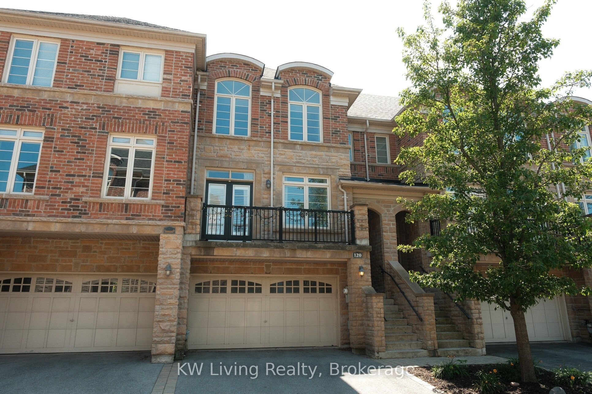 120 Chapman Court, Aurora, ON L4G 0E2 photo 2