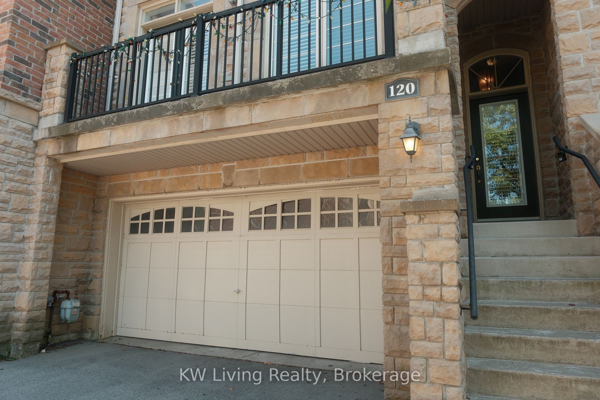 120 Chapman Court, Aurora, ON L4G 0E2 photo 3