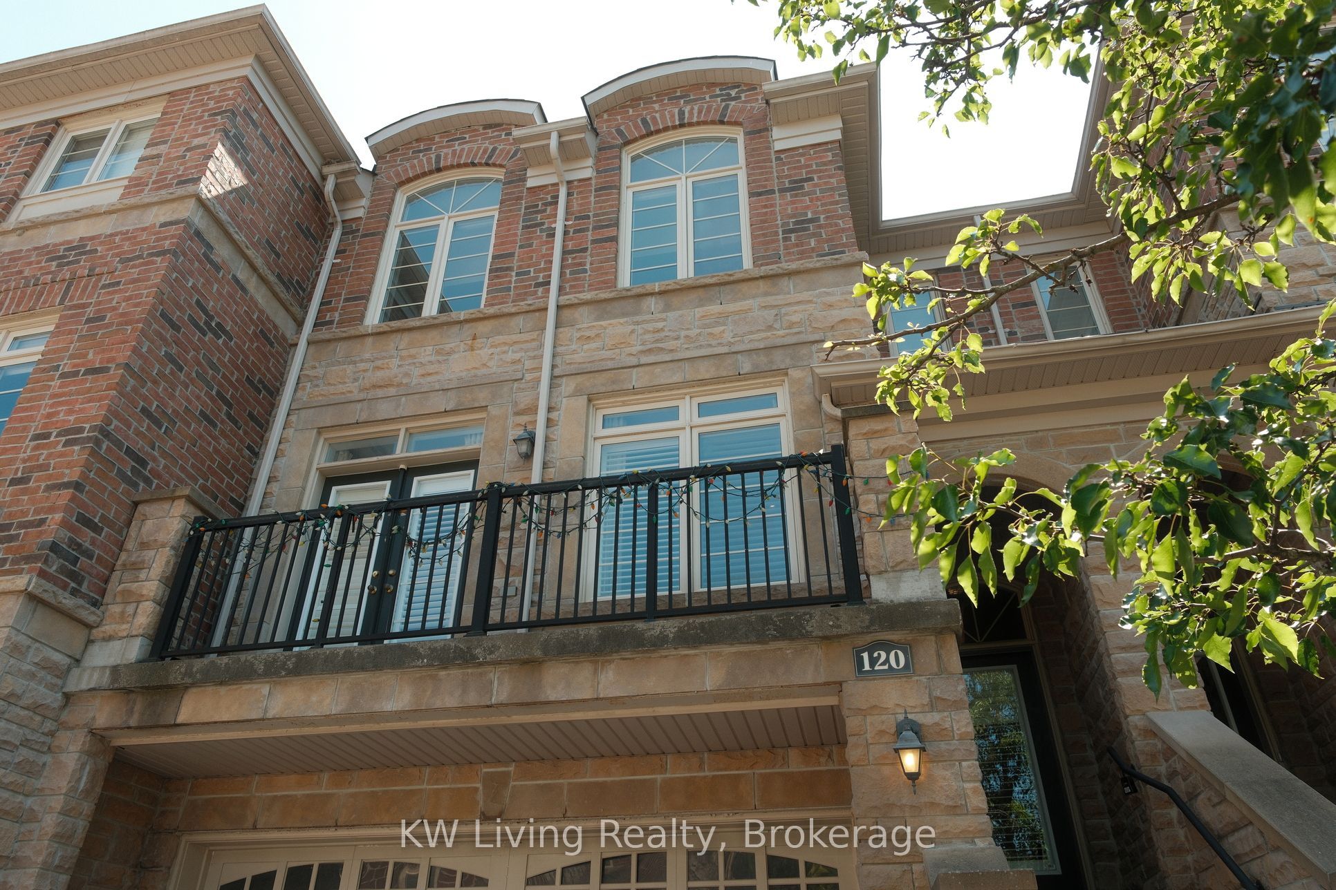 120 Chapman Court, Aurora, ON L4G 0E2 photo 4