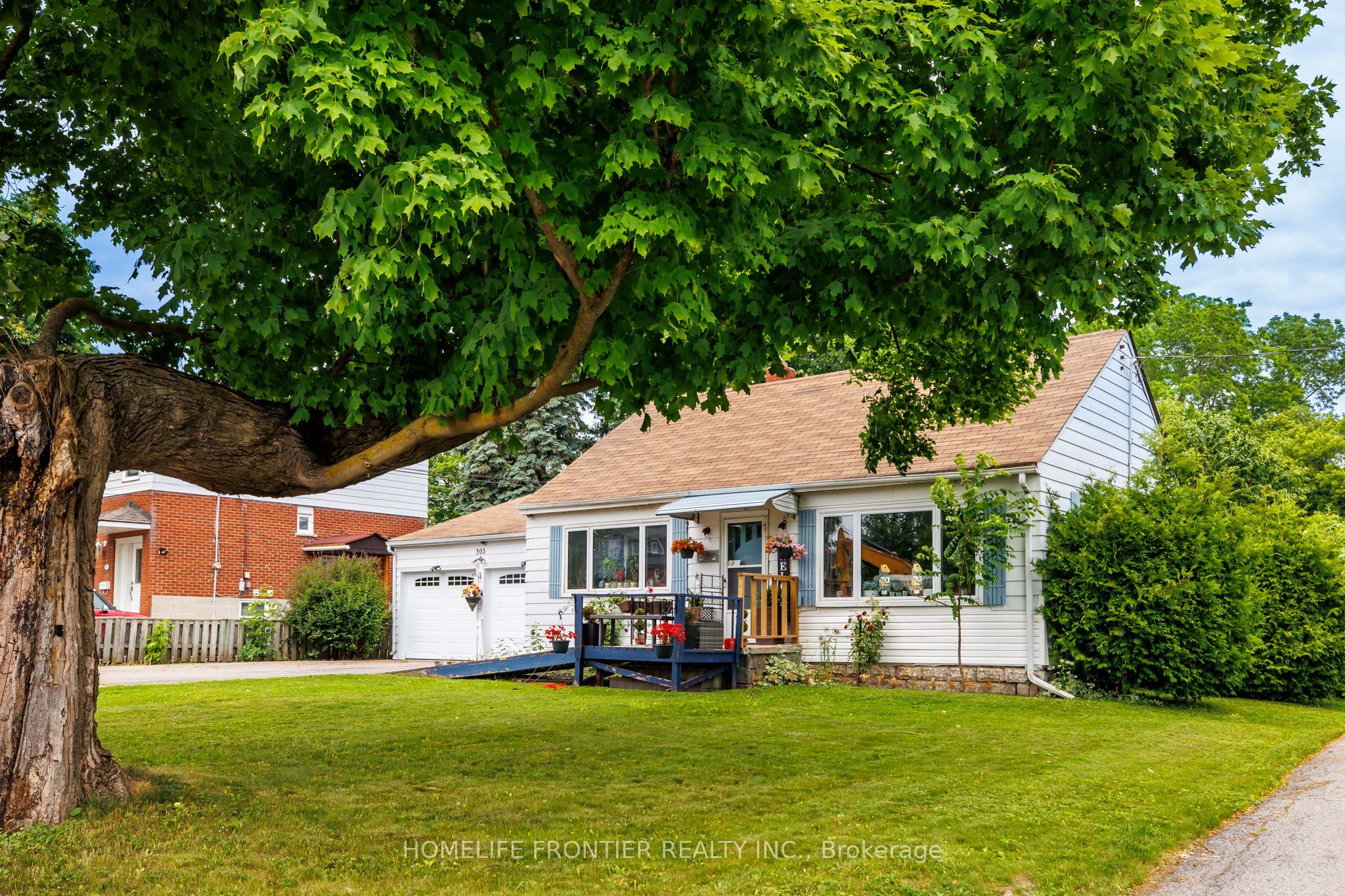 593 Watson Avenue, Newmarket, ON L3Y 2V2