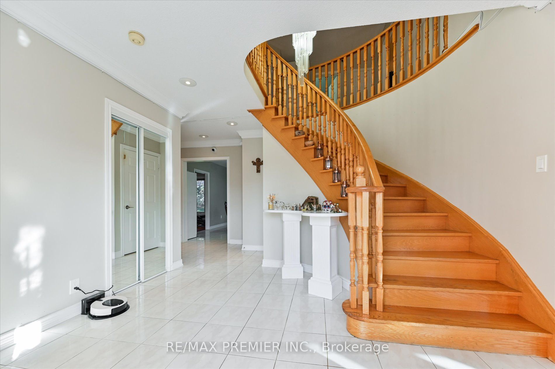 581 Wycliffe Avenue, Vaughan, ON L4L 8S8 photo 2