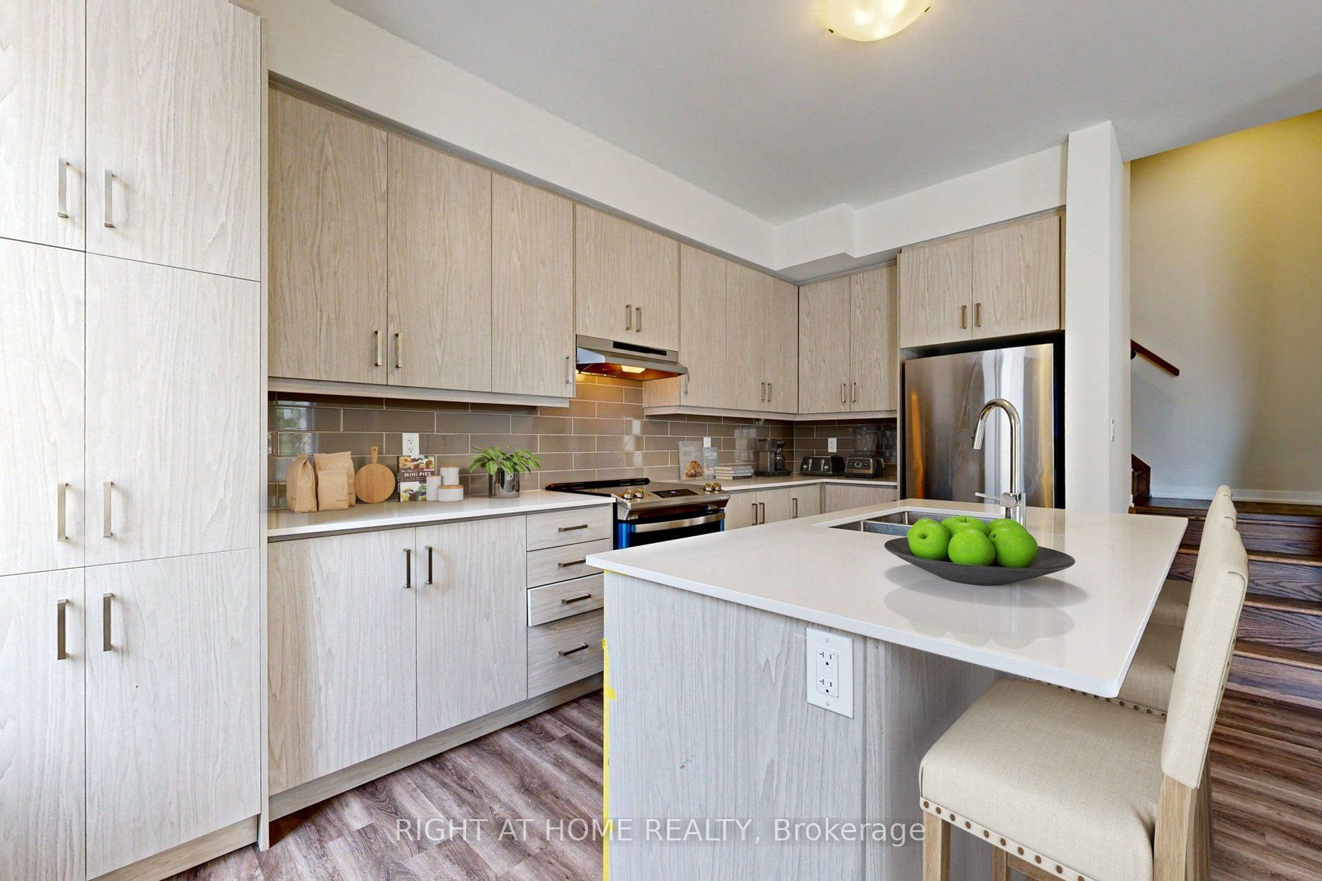 11 Almond Blossom Mews TH127, Vaughan, ON L4K 0N7 photo 3