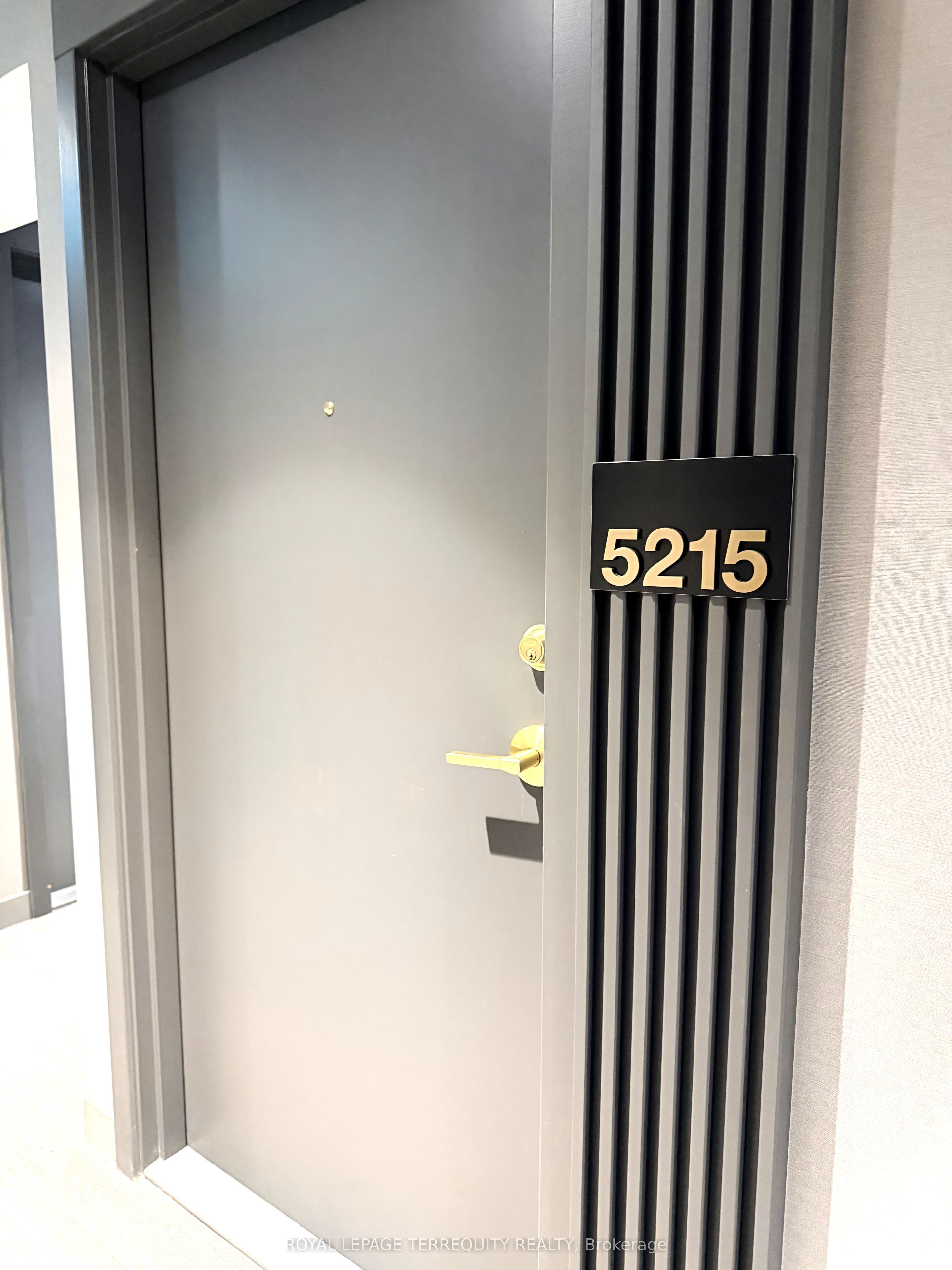950 Portage Parkway 5215, Vaughan, ON L4K 0J7 photo 3
