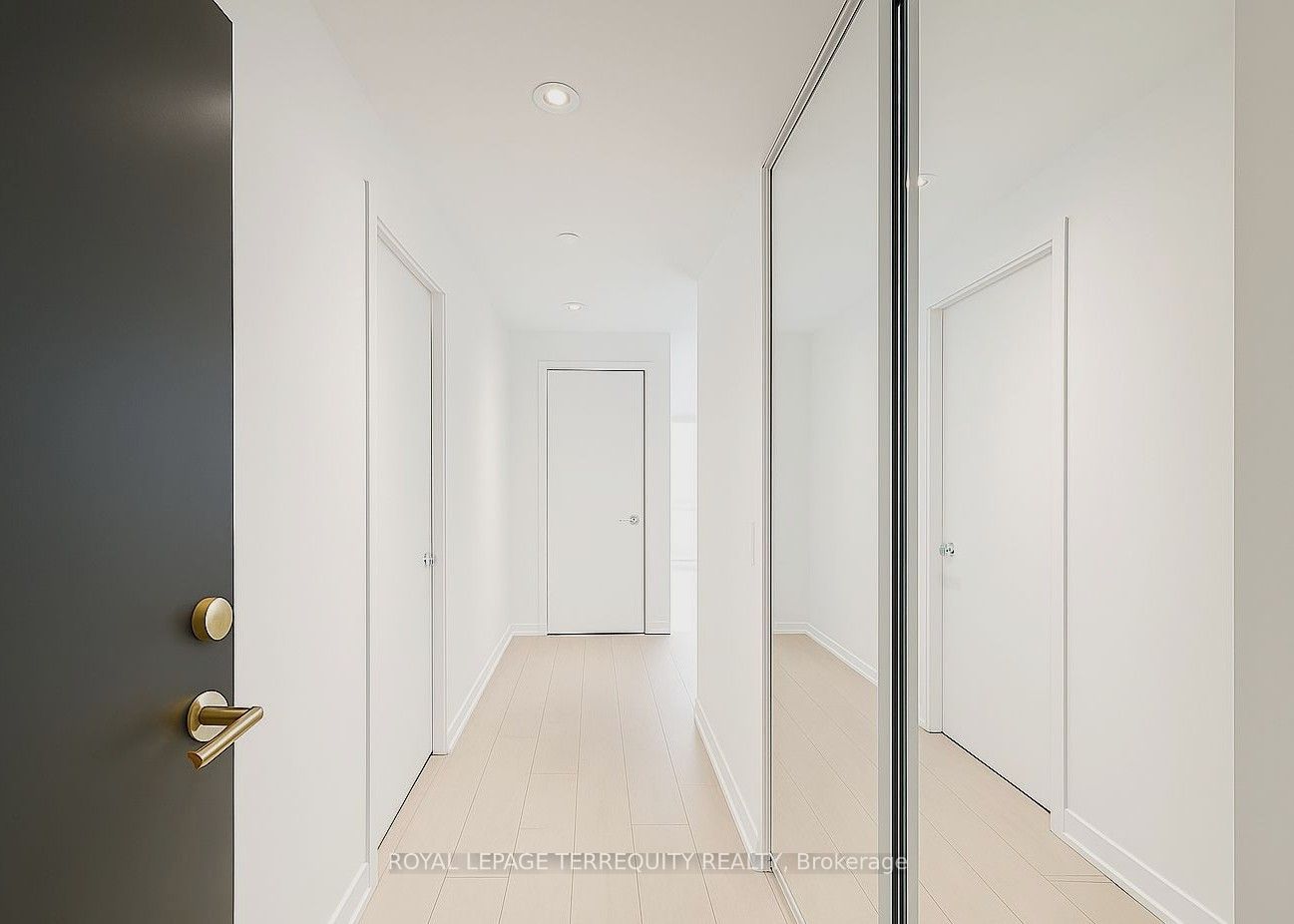 950 Portage Parkway 5215, Vaughan, ON L4K 0J7 photo 4