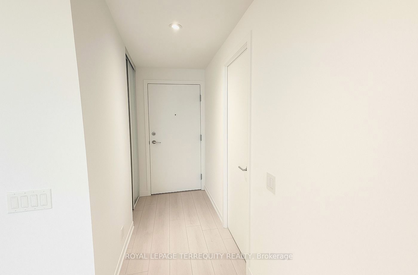 950 Portage Parkway 5215, Vaughan, ON L4K 0J7 photo 5