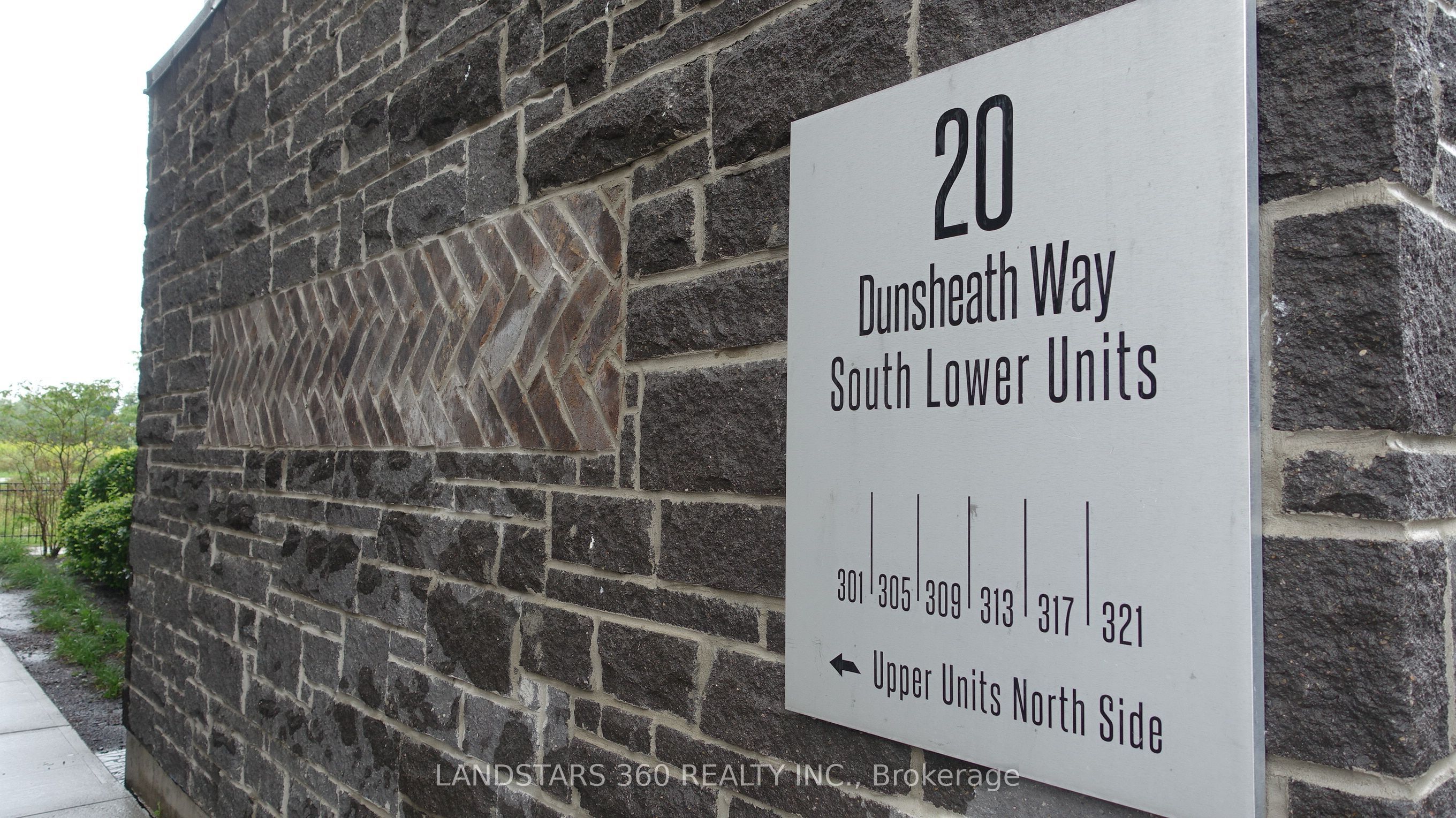 20 Dunsheath Way 302, Markham, ON L6B 1N3 photo 2