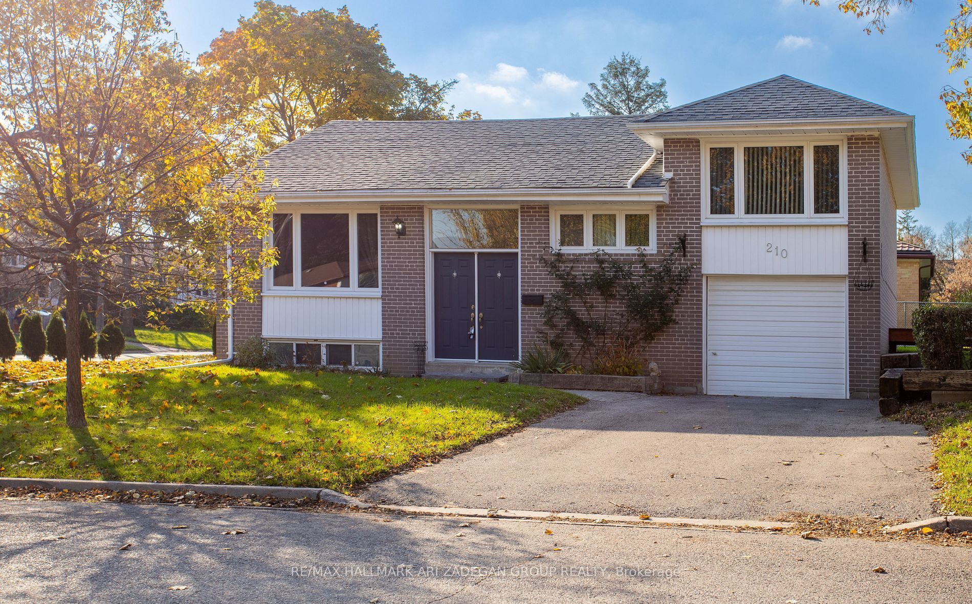 210 Harrygan Crescent, Richmond Hill, ON L4C 4J1 photo 2