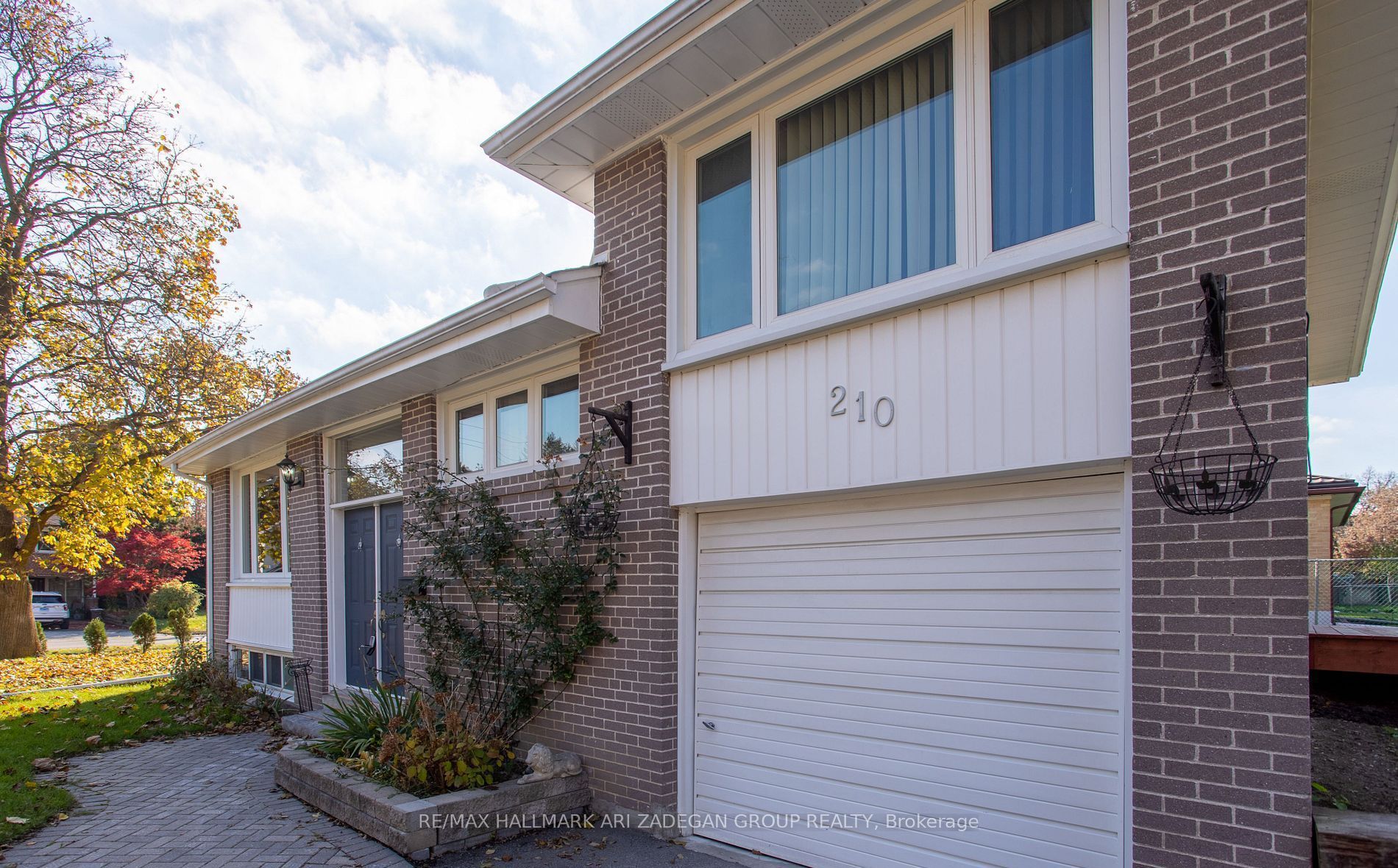 210 Harrygan Crescent, Richmond Hill, ON L4C 4J1 photo 3