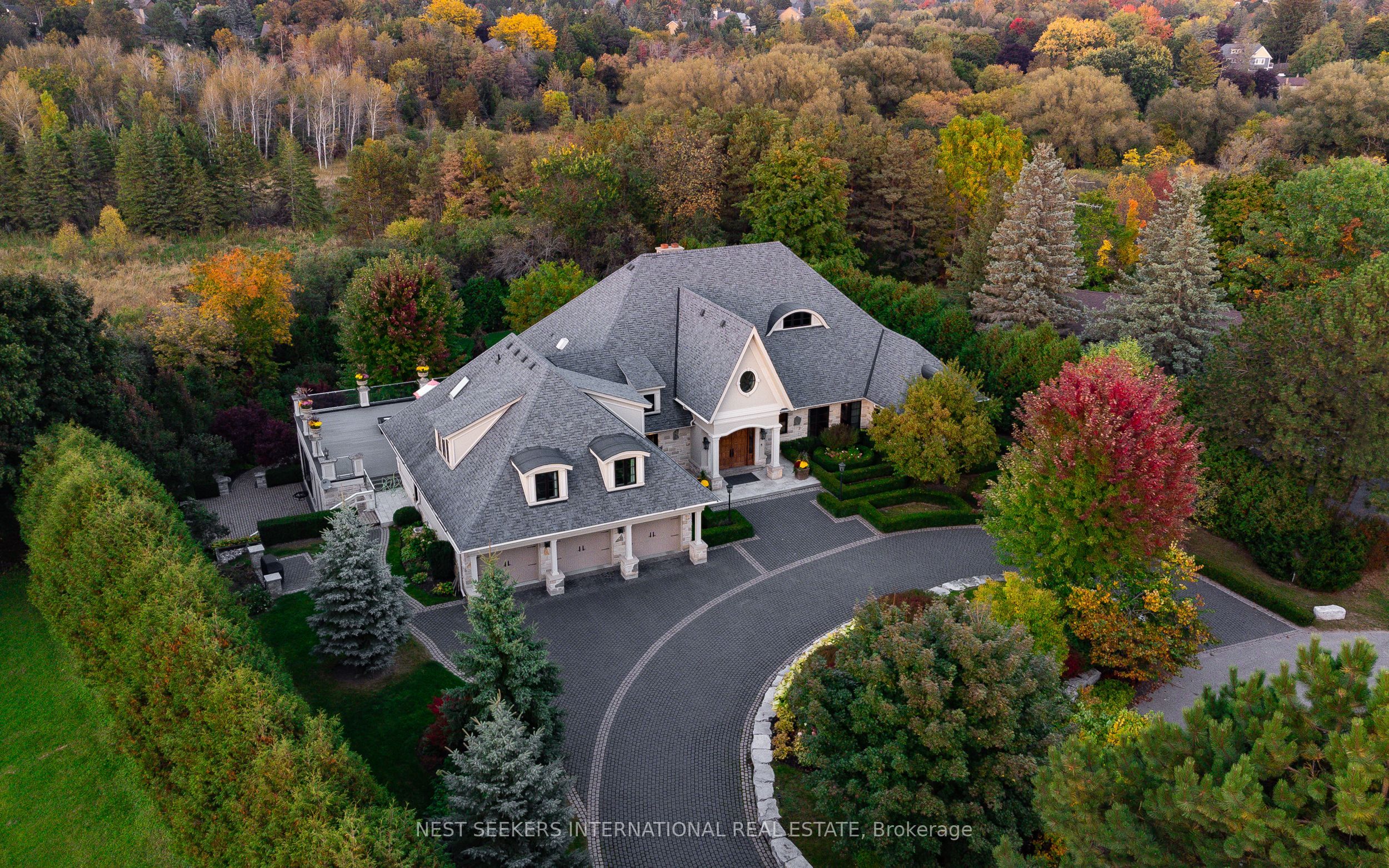 111 Manitou Drive, King, ON L7B 1E7 photo 2
