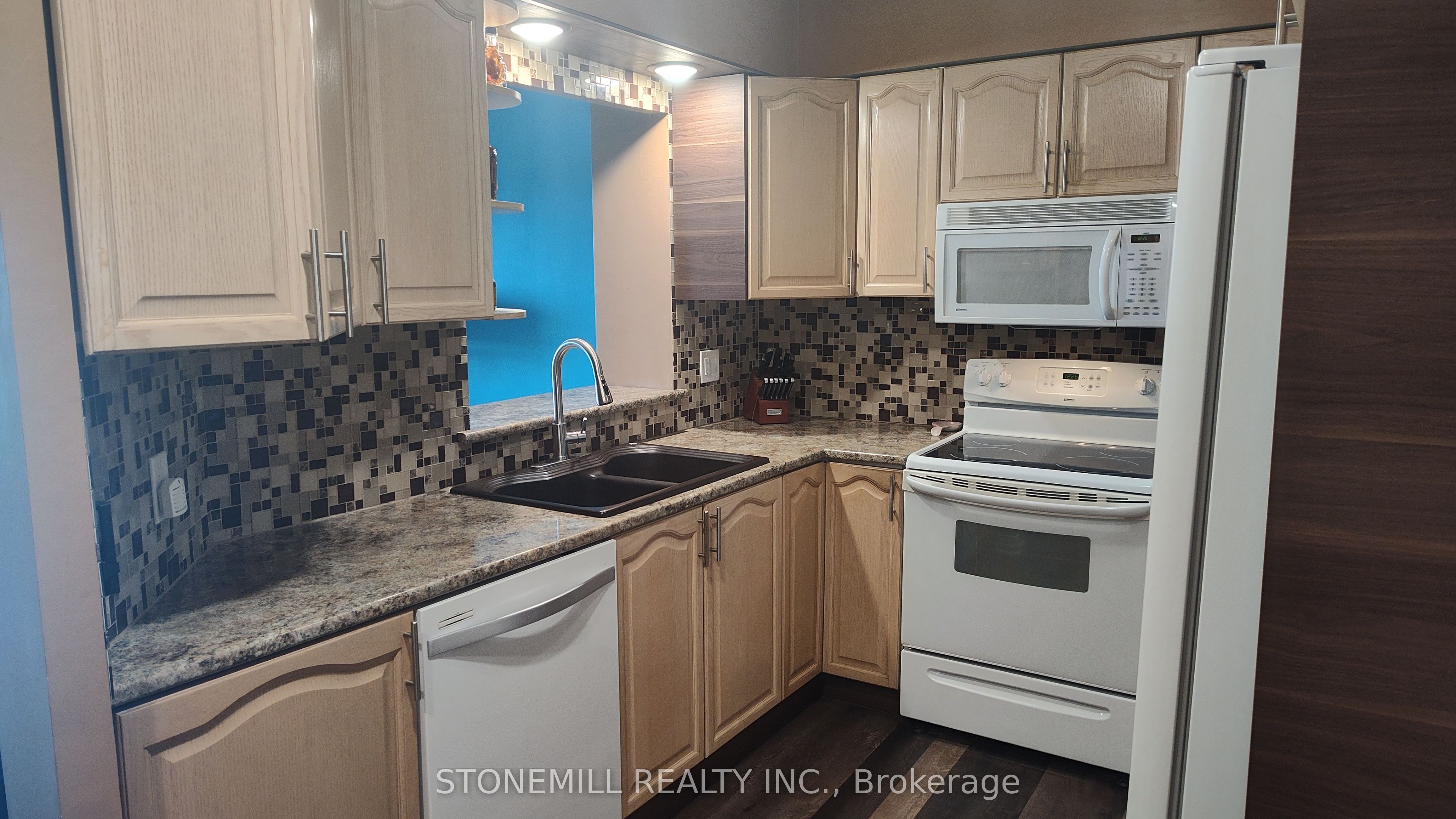 326 Major Mackenzie Drive E 814, Richmond Hill, ON L4C 8T4 photo 3
