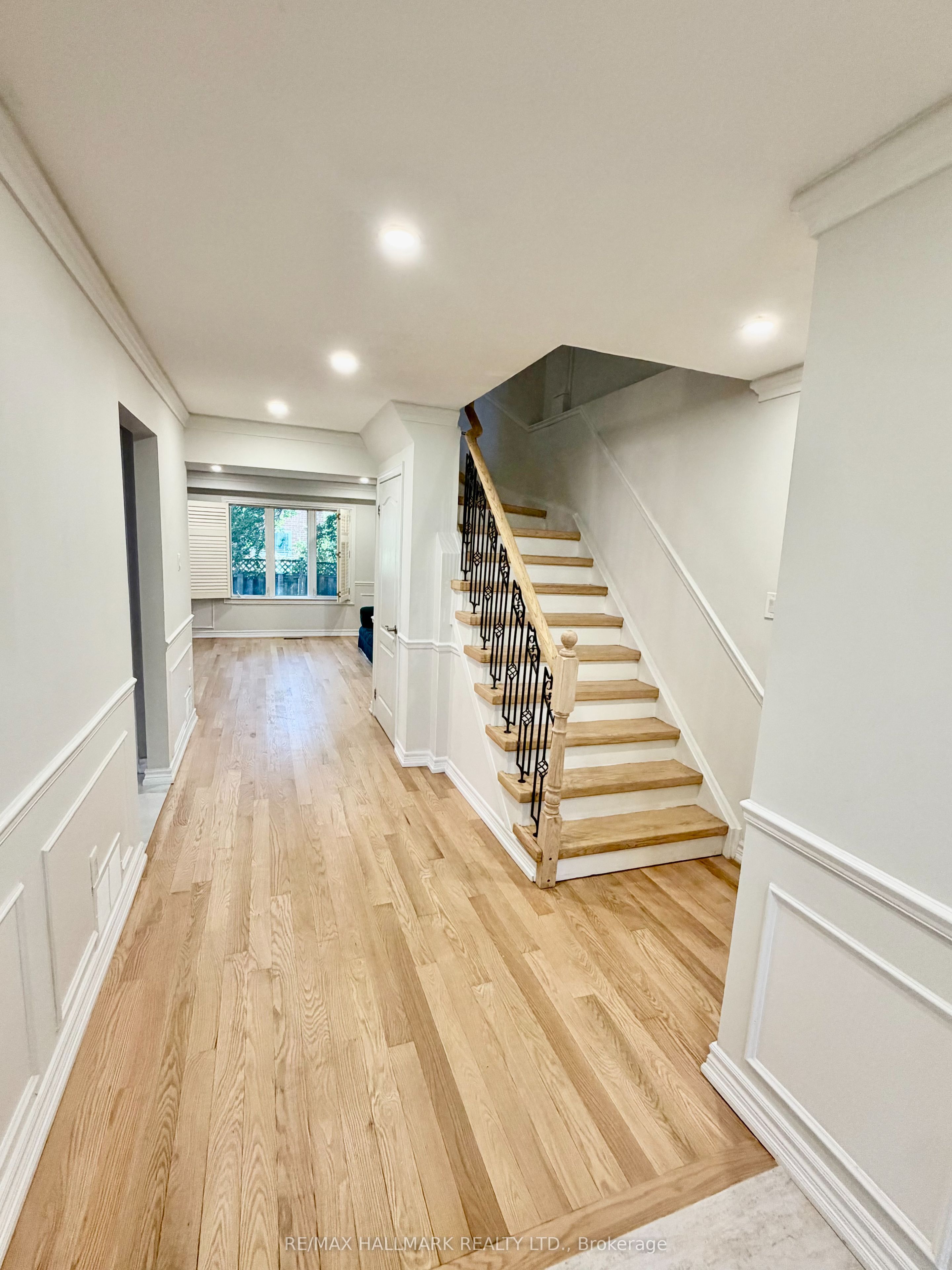 27 Pugsley Avenue, Richmond Hill, ON L4C 8V2 photo 3