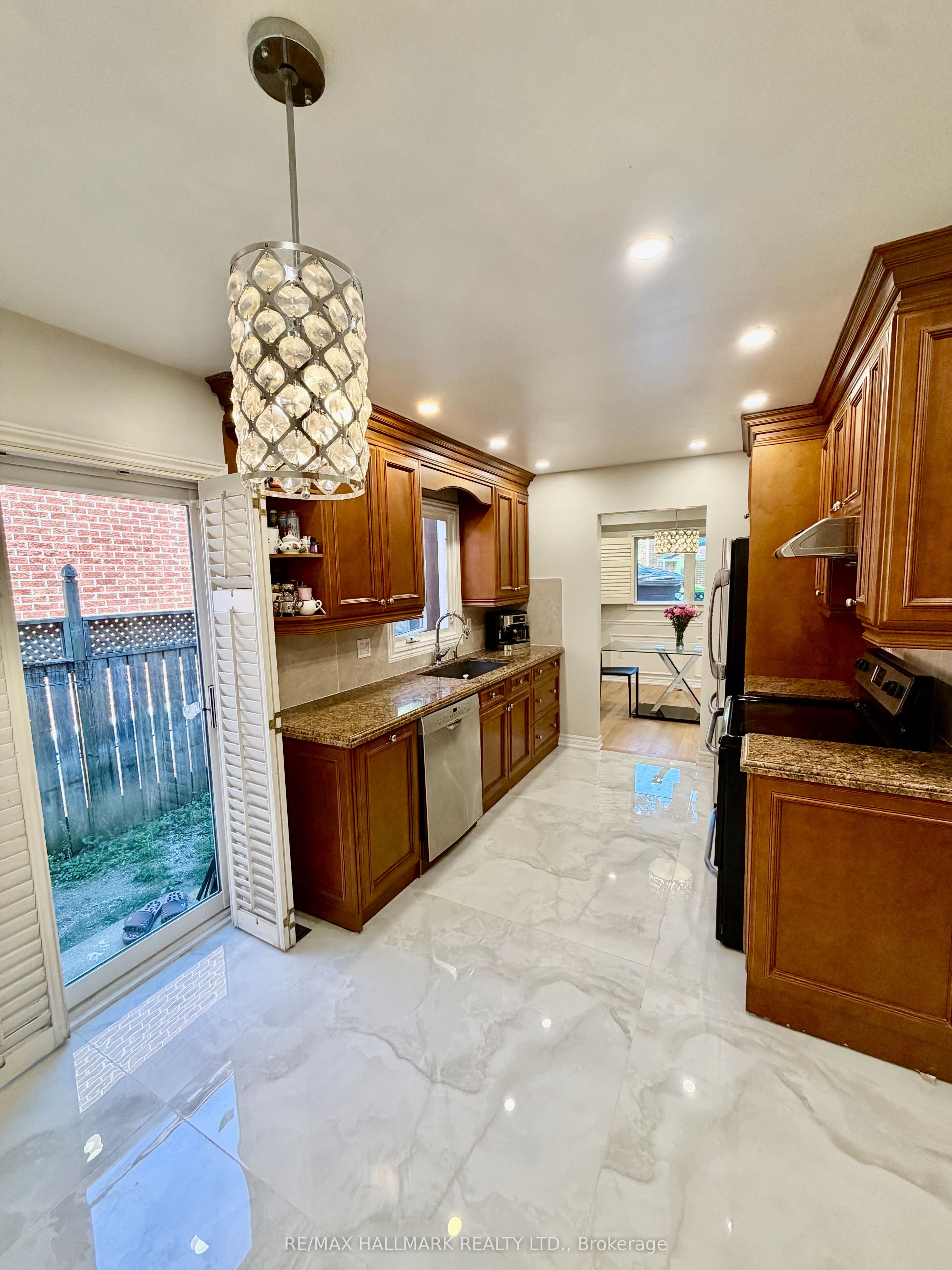 27 Pugsley Avenue, Richmond Hill, ON L4C 8V2 photo 5