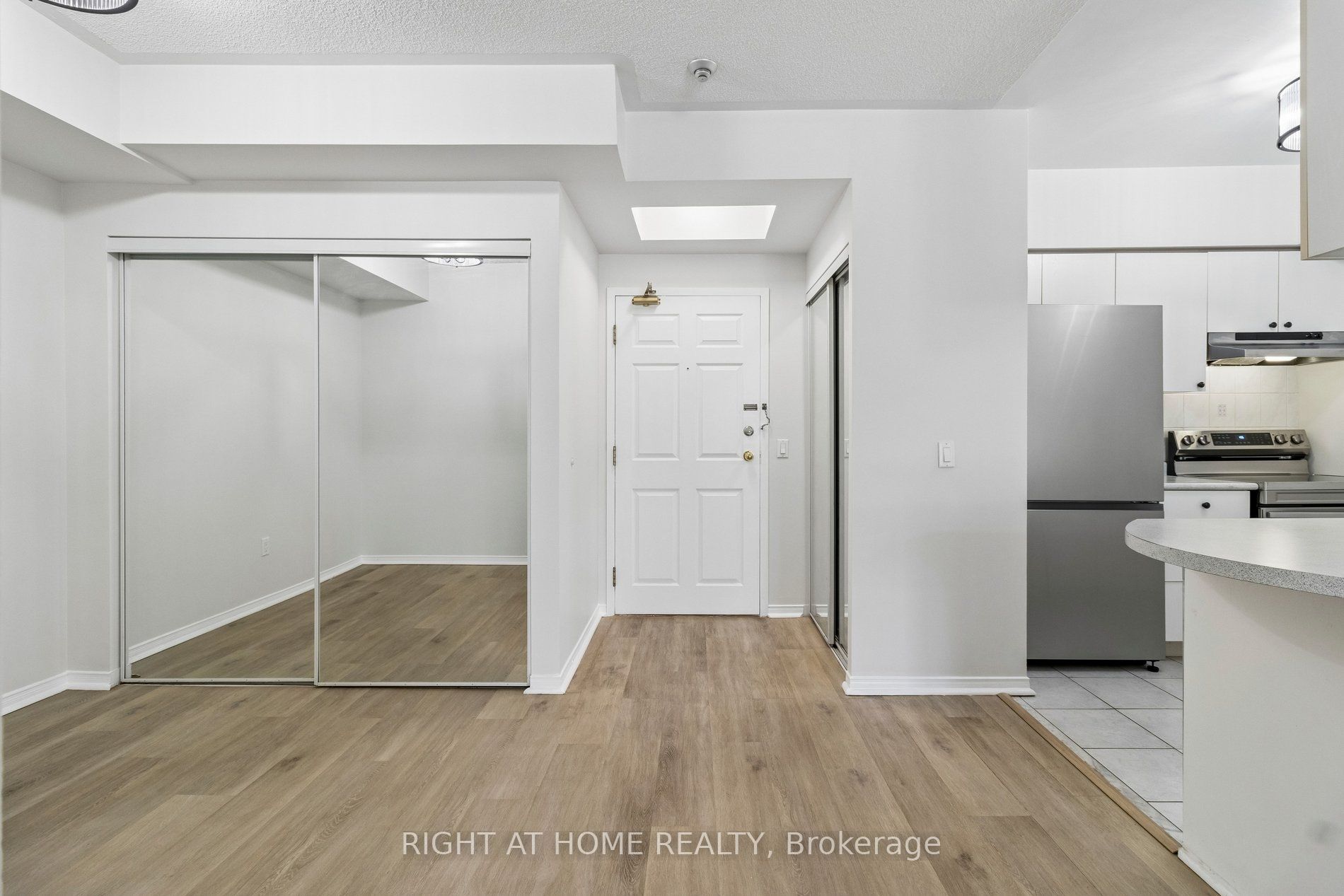 7398 Yonge Street 106, Vaughan, ON L4J 8J2 photo 2