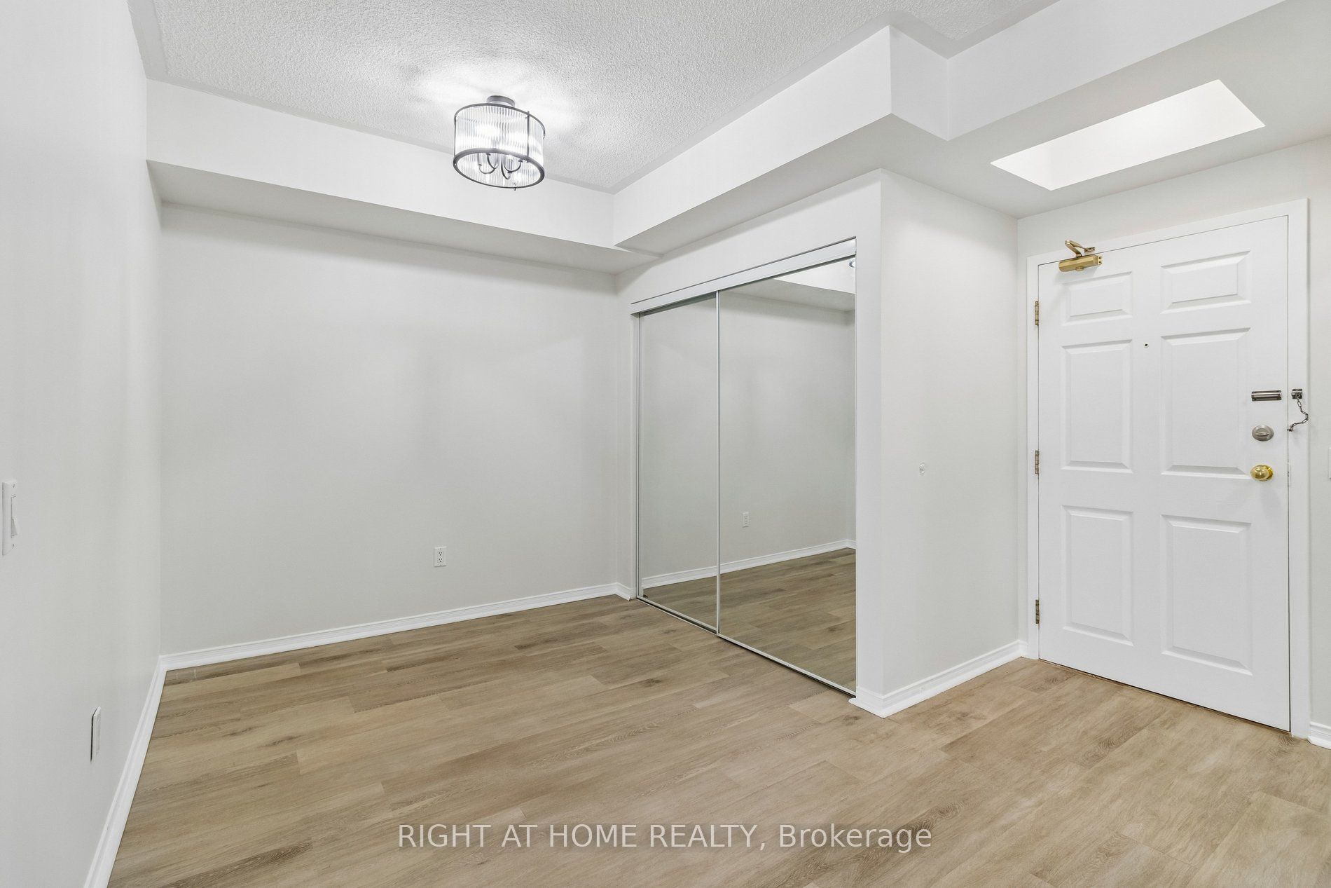 7398 Yonge Street 106, Vaughan, ON L4J 8J2 photo 3