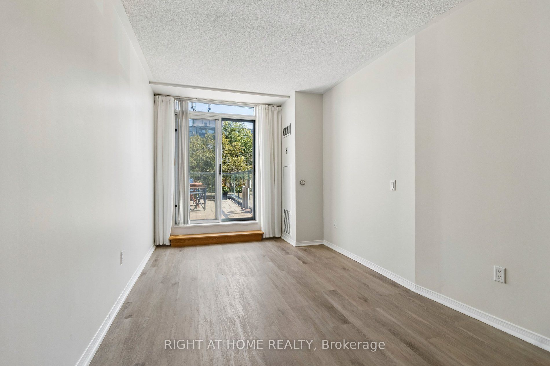 7398 Yonge Street 106, Vaughan, ON L4J 8J2 photo 4