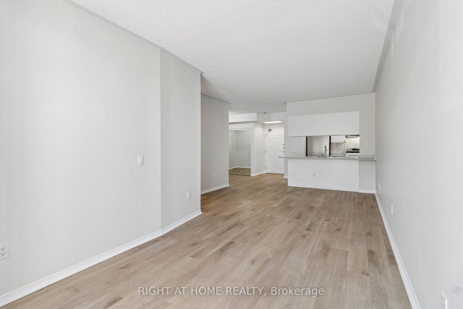 7398 Yonge Street 106, Vaughan, ON L4J 8J2 photo 5