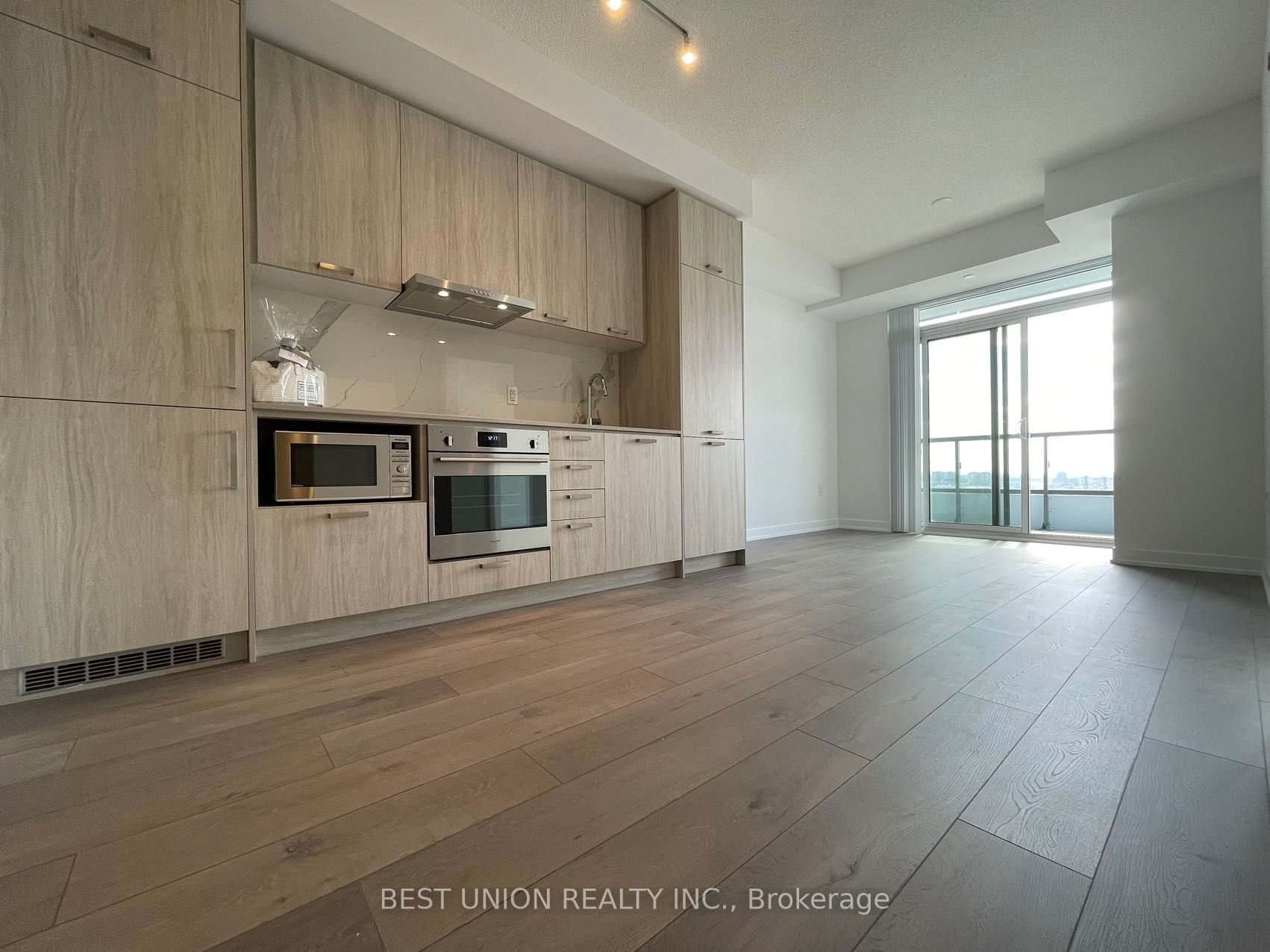 38 Honeycrisp Crescent 1906, Vaughan, ON L4K 0M7 photo 4