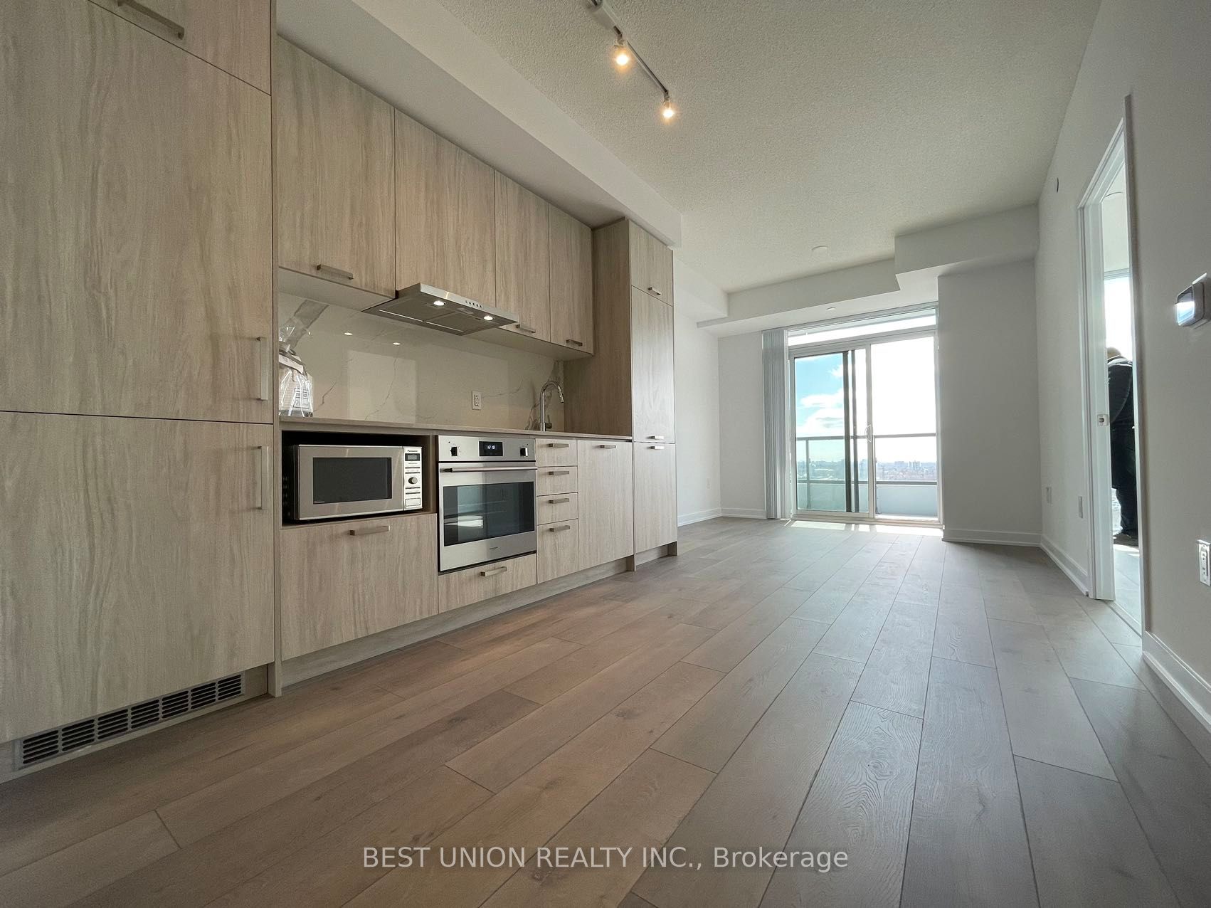 38 Honeycrisp Crescent 1906, Vaughan, ON L4K 0M7 photo 5