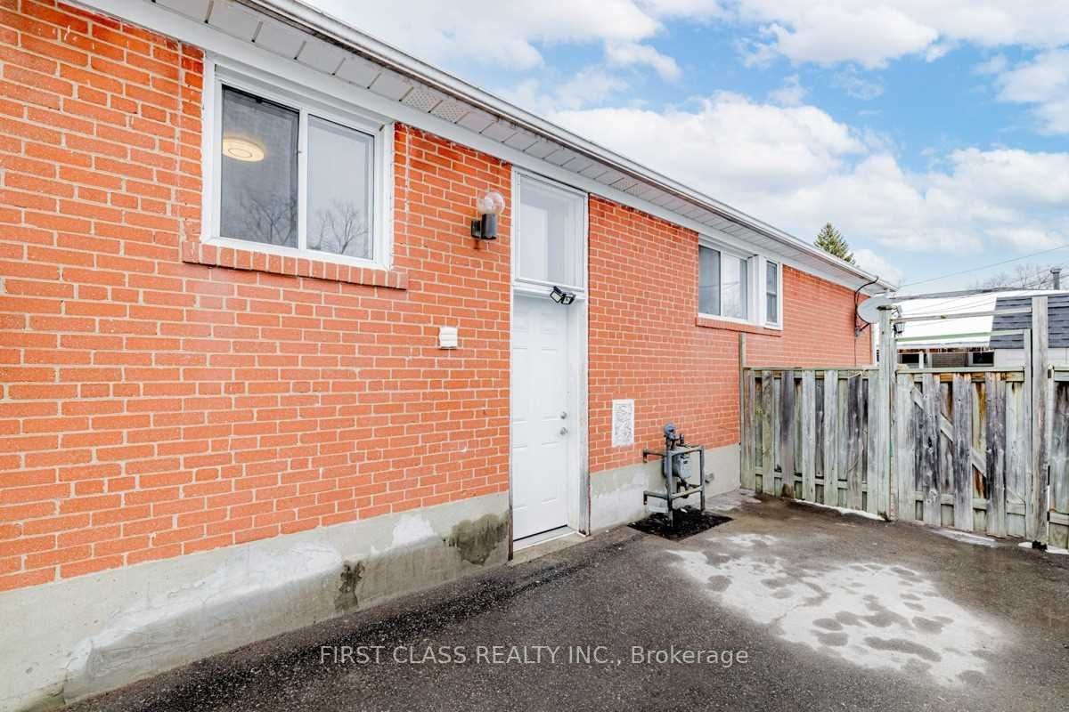 260 Taylor Mills Drive N Main Fl, Richmond Hill, ON L4C 2T7 photo 2