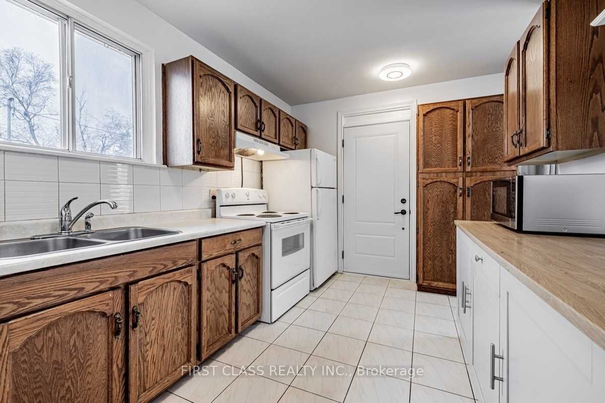 260 Taylor Mills Drive N Main Fl, Richmond Hill, ON L4C 2T7 photo 3