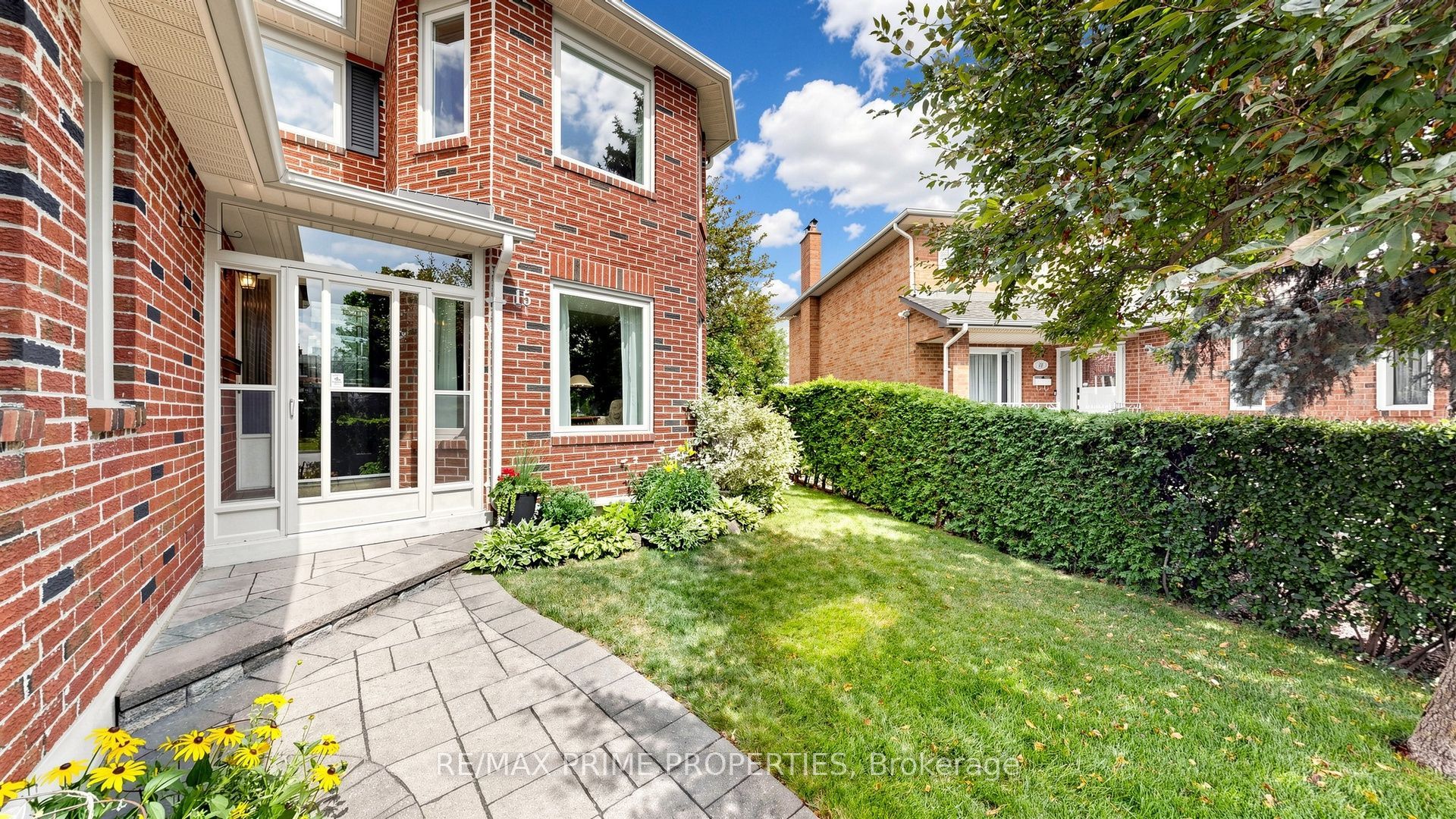 15 Marsh Street, Richmond Hill, ON L4C 7P5 photo 2