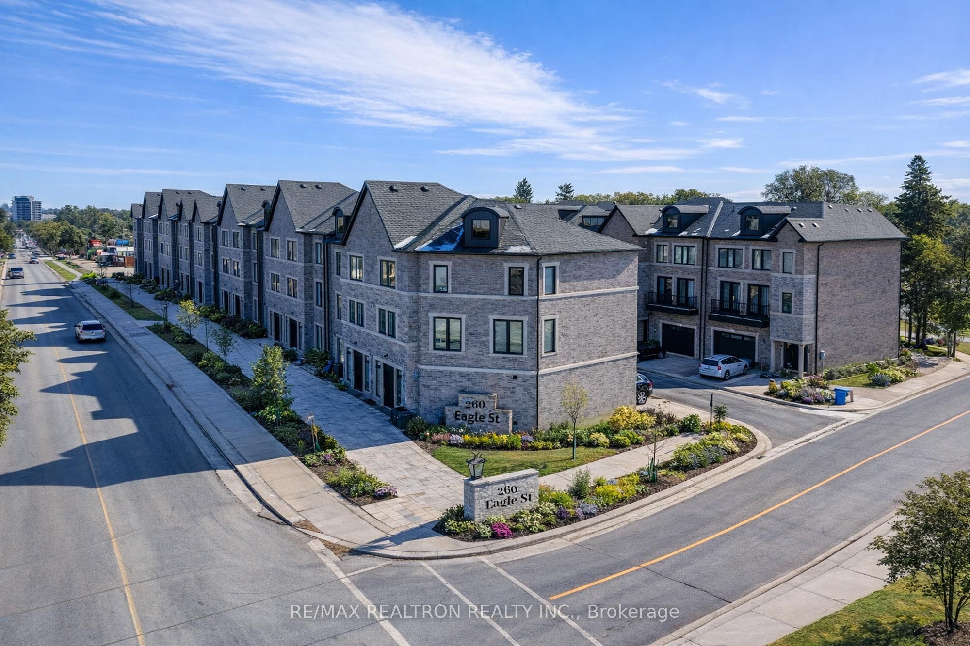 260 Eagle Street 06, Newmarket, ON L3Y 1K1
