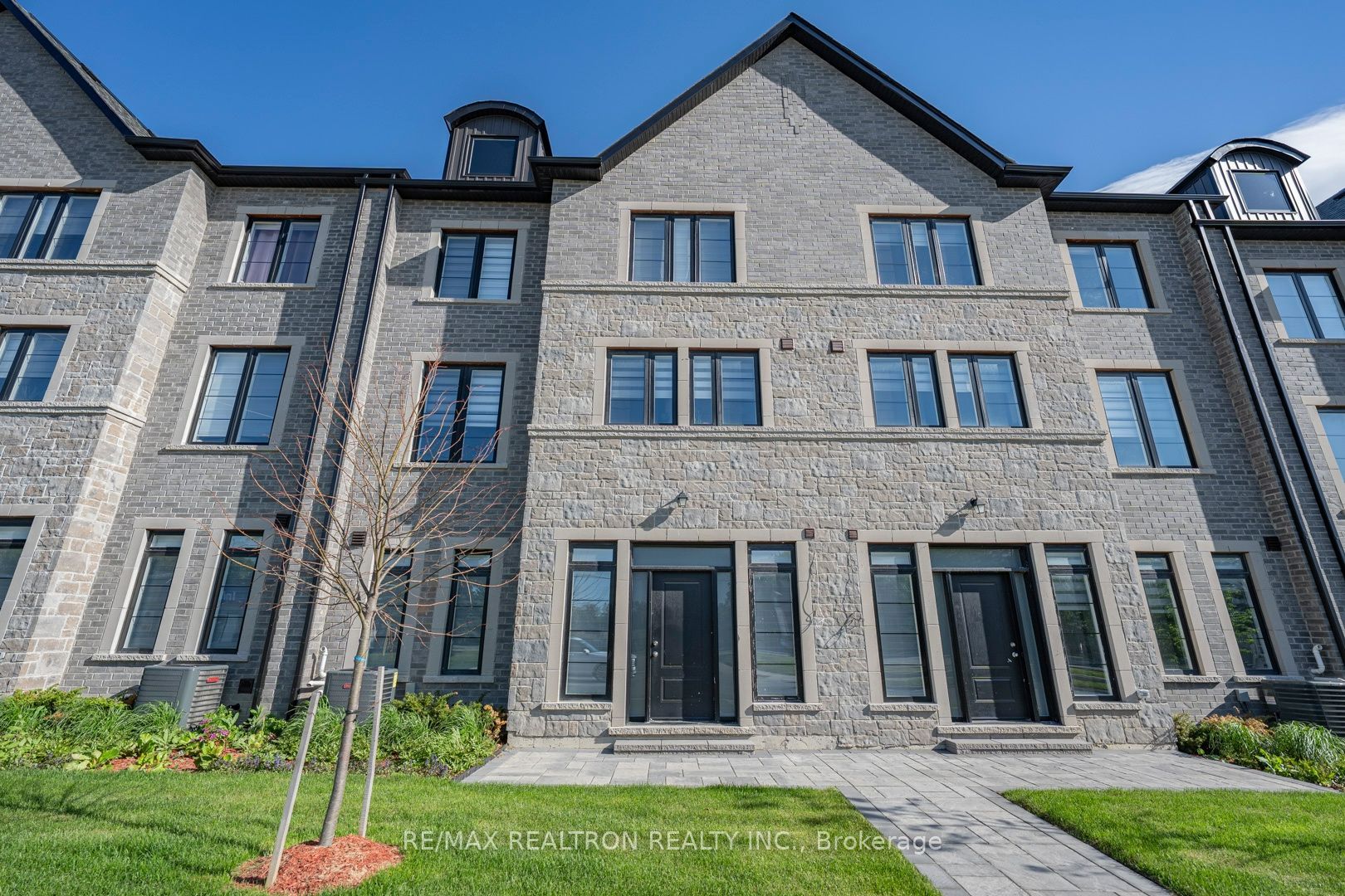 260 Eagle Street 06, Newmarket, ON L3Y 1K1 photo 2