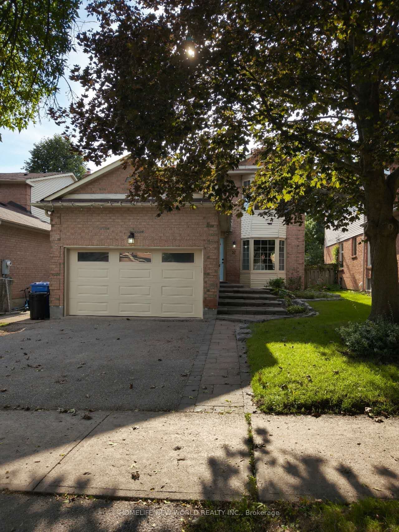 32 Moorcrest Drive, Aurora, ON L4G 3R4