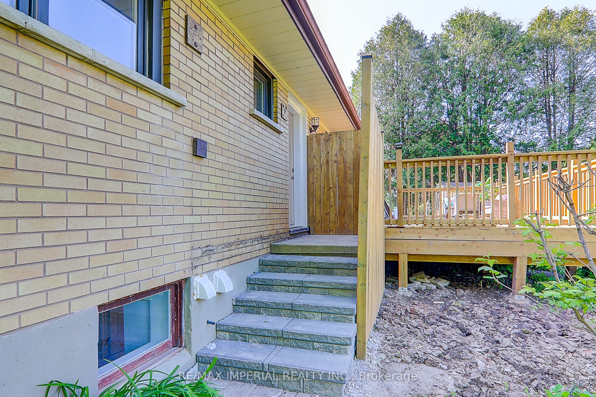 98 Belfry Drive, Newmarket, ON L3Y 3G1 photo 2