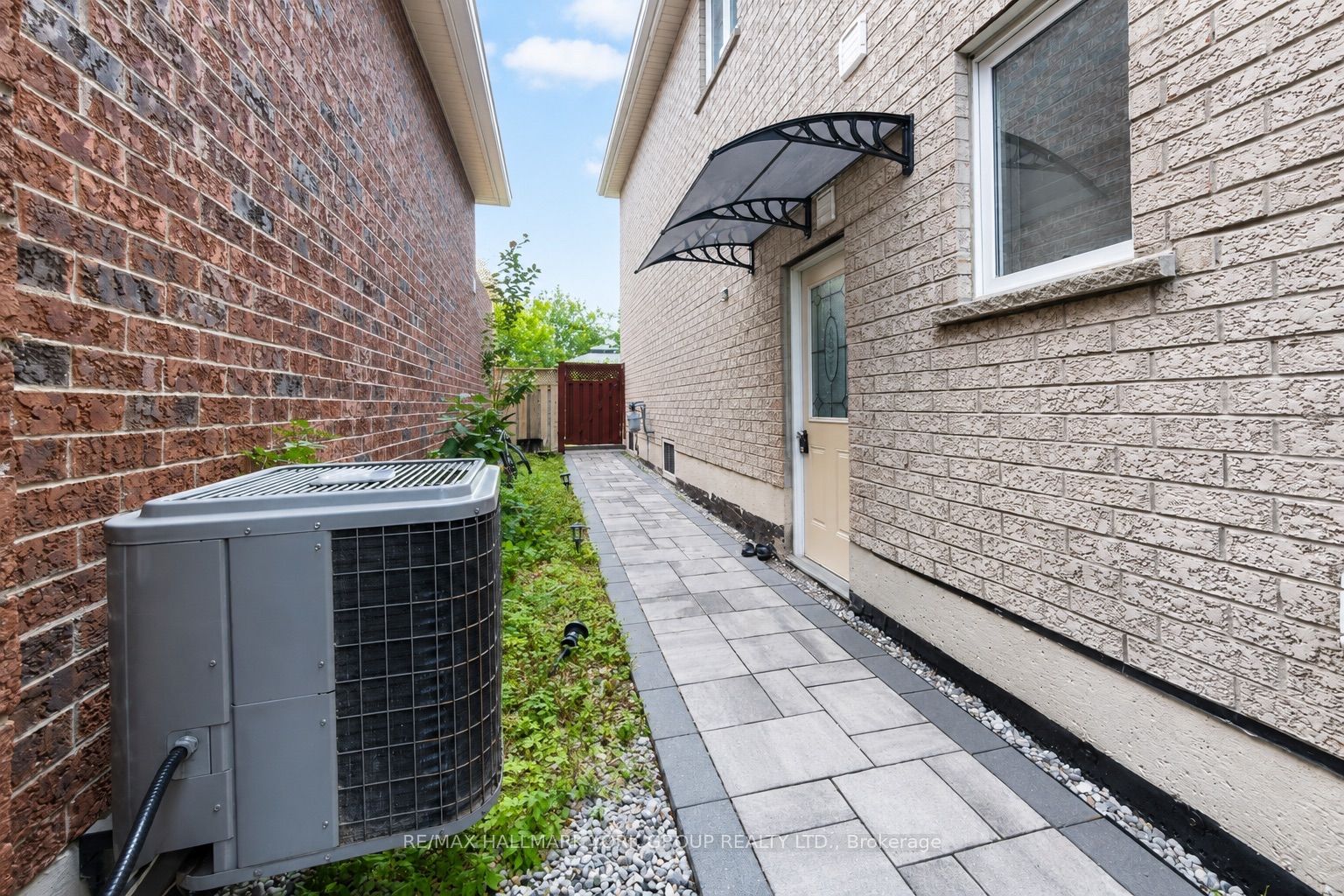 33 Deerwood Crescent, Richmond Hill, ON L4E 3V4 photo 2