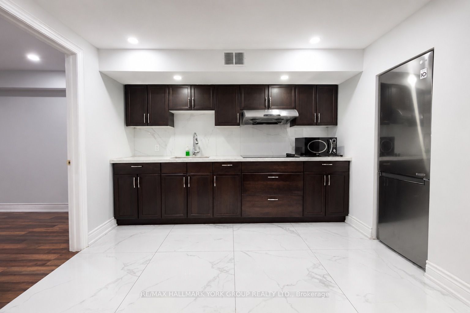 33 Deerwood Crescent, Richmond Hill, ON L4E 3V4 photo 3