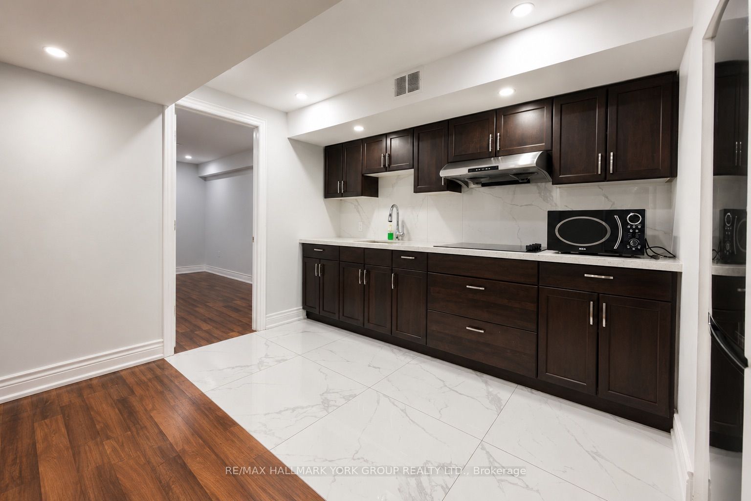 33 Deerwood Crescent, Richmond Hill, ON L4E 3V4 photo 4