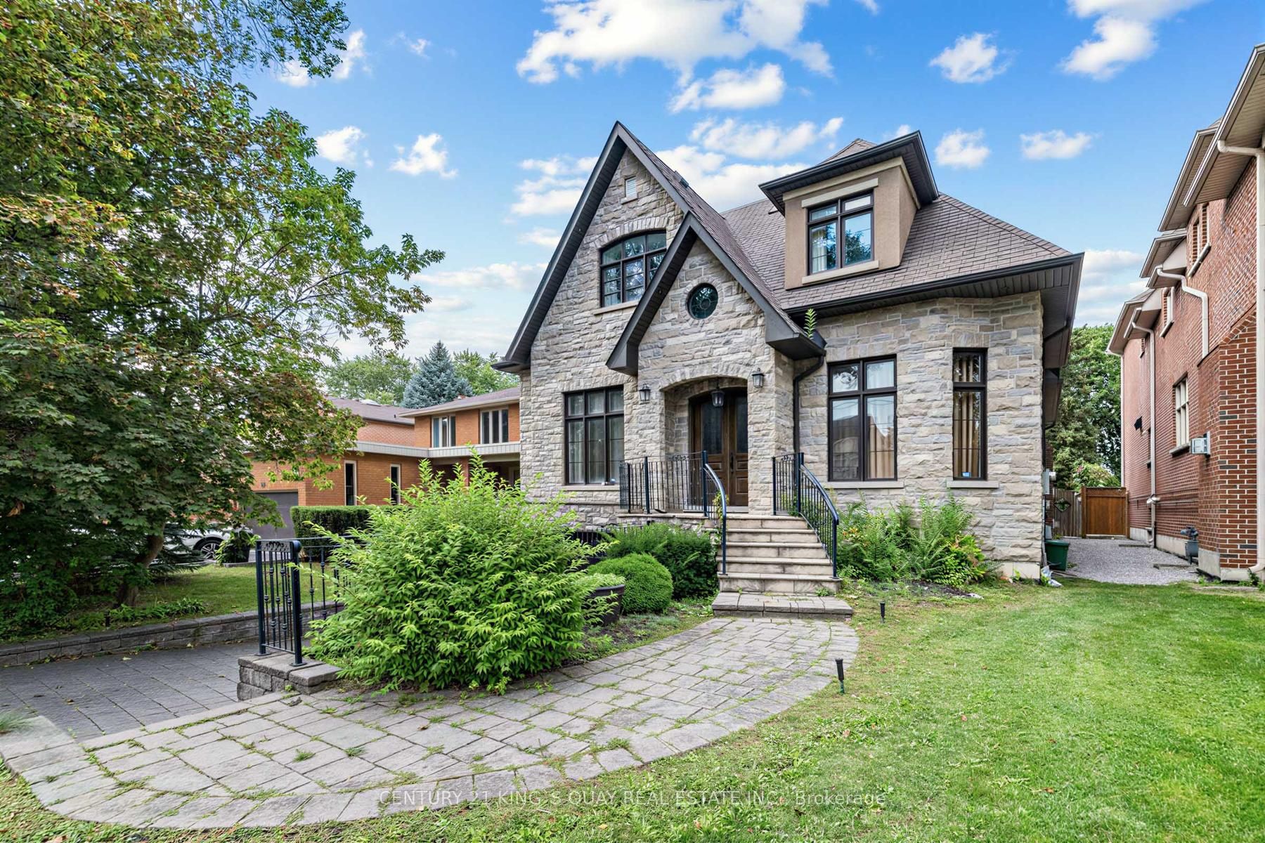 58 spruce Avenue, Richmond Hill, ON L4C 6W1 photo 2