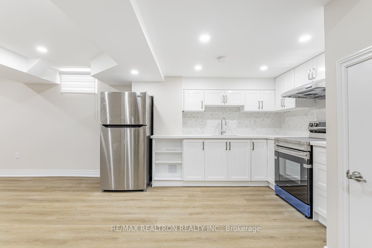 103 Beverley Glen Boulevard, Vaughan, ON L4J 7V2 photo 2