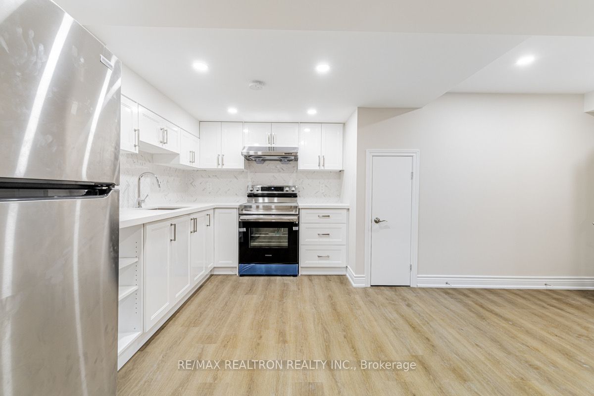 103 Beverley Glen Boulevard, Vaughan, ON L4J 7V2 photo 3