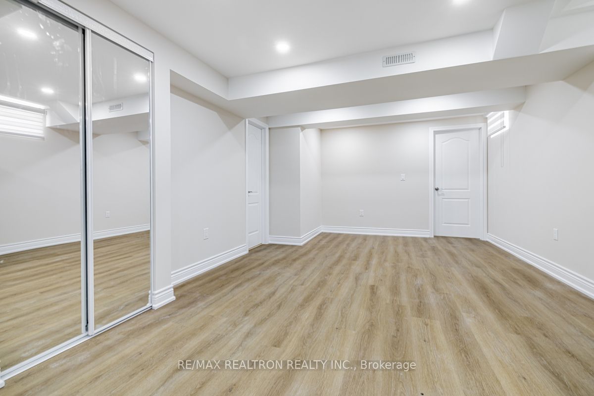 103 Beverley Glen Boulevard, Vaughan, ON L4J 7V2 photo 5