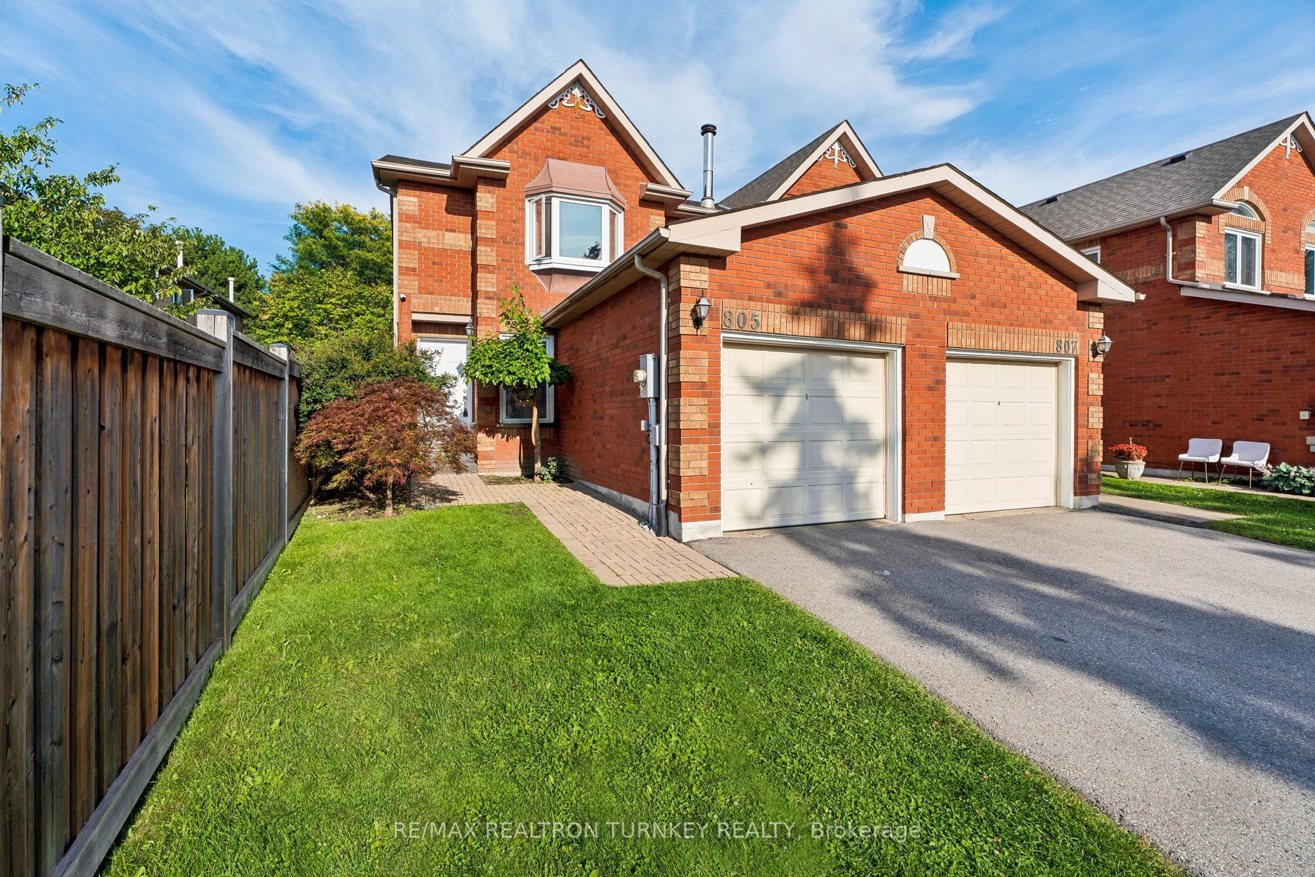 805 Playter Crescent, Newmarket, ON L3X 1W7 photo 2