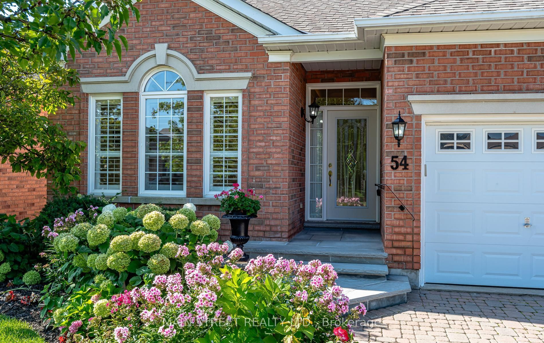 54 Couples Gallery, Whitchurch-Stouffville, ON L4A 1M6 photo 3