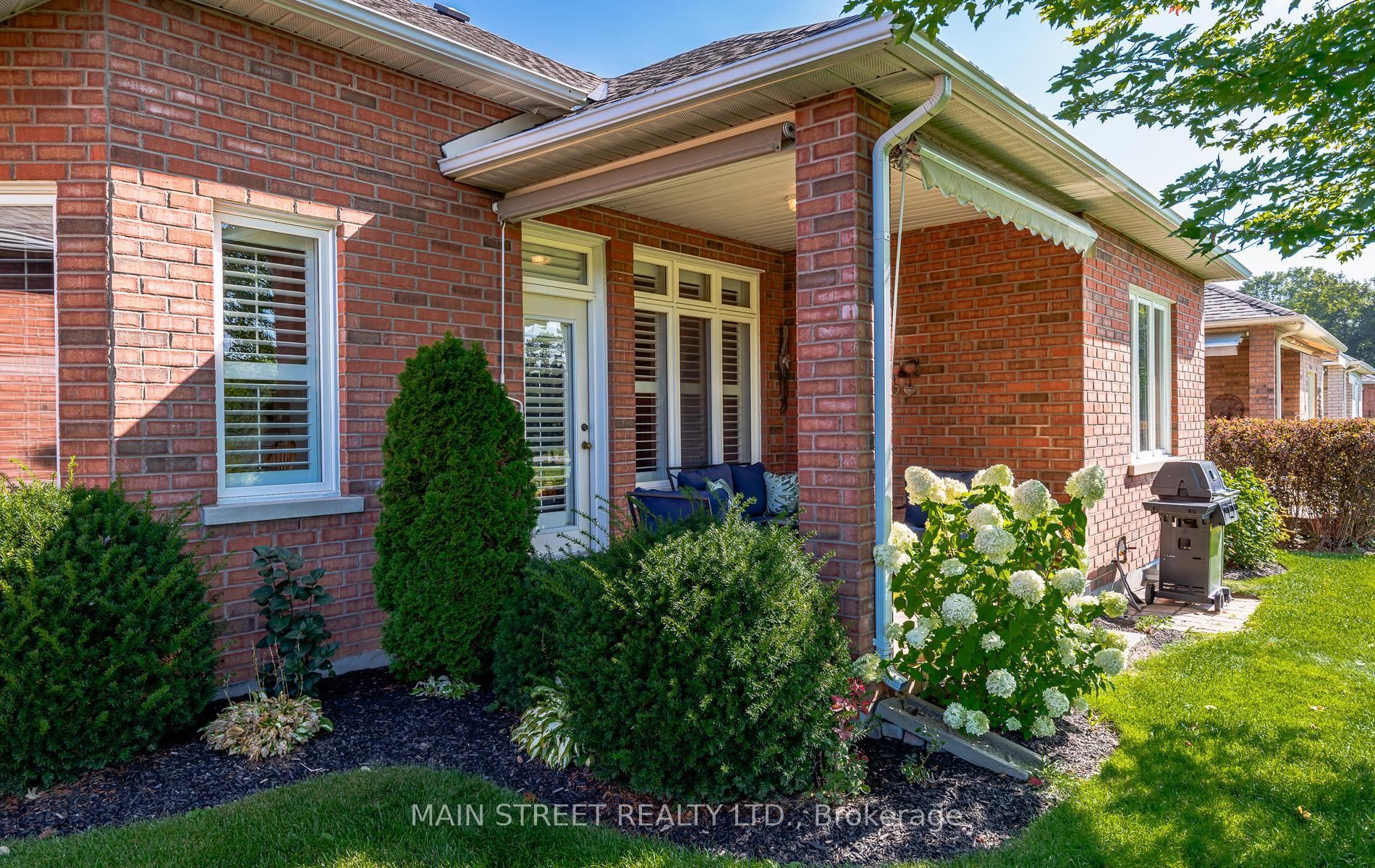 54 Couples Gallery, Whitchurch-Stouffville, ON L4A 1M6 photo 4