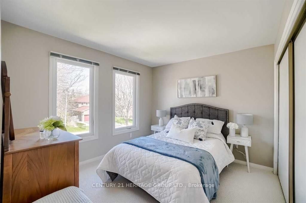 19 Chadburn Crescent, Aurora, ON L4G 4V6 photo 2