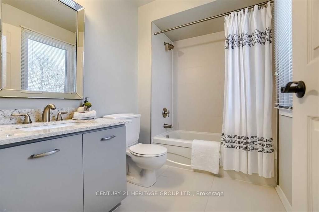 19 Chadburn Crescent, Aurora, ON L4G 4V6 photo 3