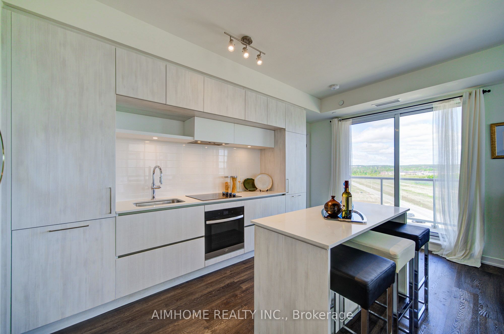 2 David Eyer Road E 829, Richmond Hill, ON L4S 0N6