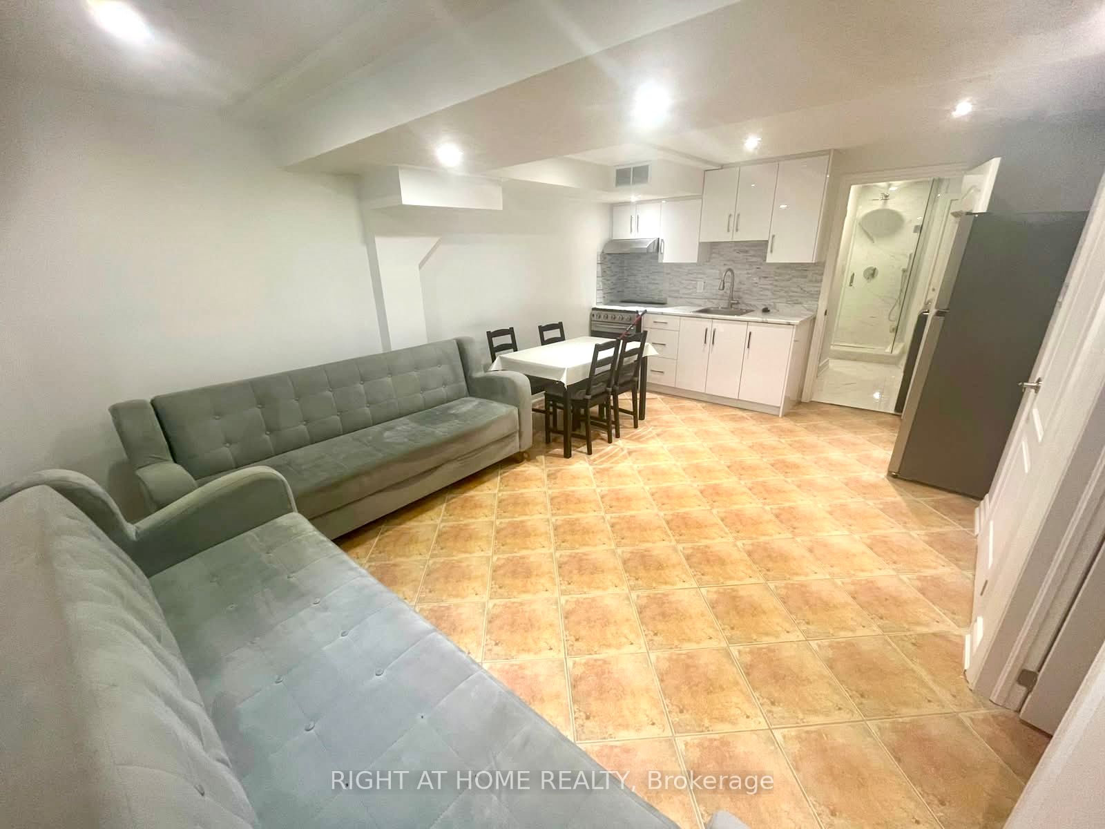 287 Wildberry Crescent bsmnt, Vaughan, ON L4H 2H6 photo 2