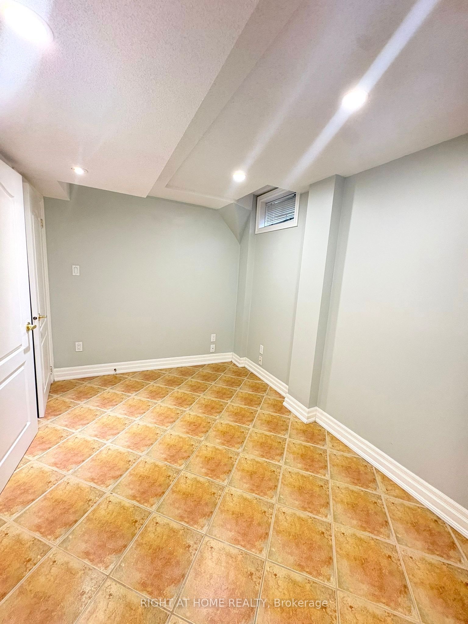 287 Wildberry Crescent bsmnt, Vaughan, ON L4H 2H6 photo 3