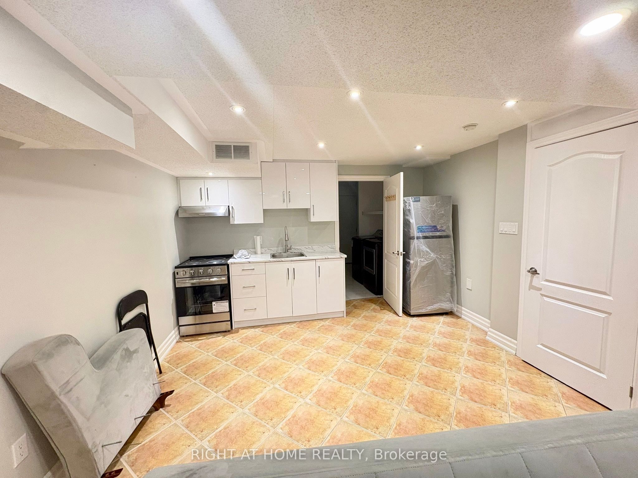 287 Wildberry Crescent bsmnt, Vaughan, ON L4H 2H6 photo 5