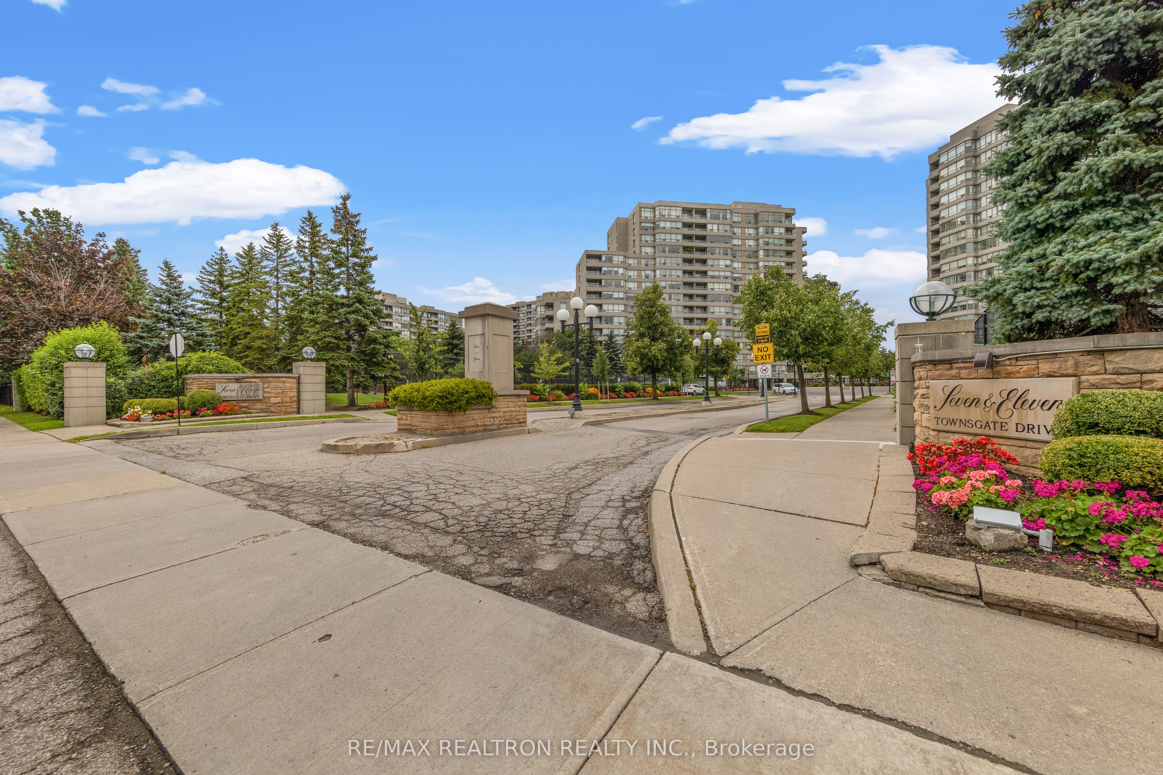 11 Townsgate Drive 312, Vaughan, ON L4J 8G4 photo 2