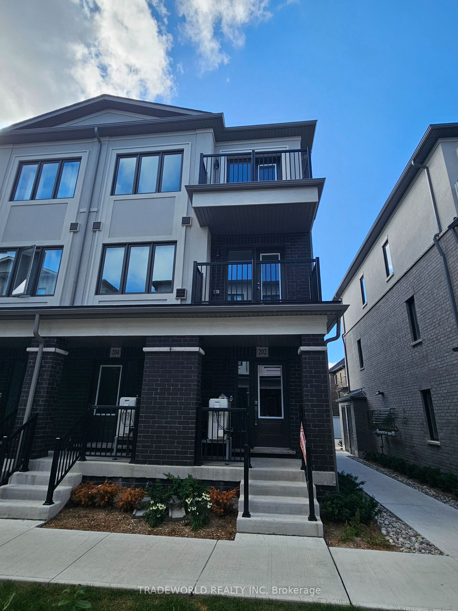 202 Matawin Lane, Richmond Hill, ON L4B 0H7 photo 2